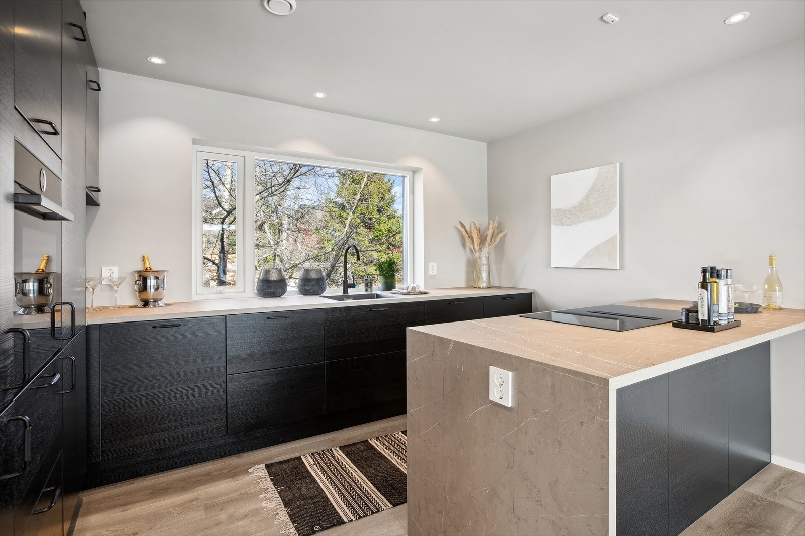 Benkeplaten er et blikkfang i seng selv og byr på mange timer med matlaging. Galleribilde