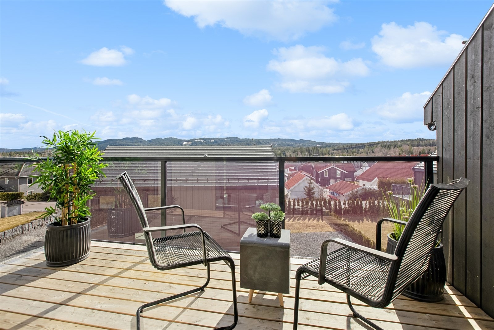 Fra øverste etasje har du utsikt over skogkledde åser og den enkle adkomsten til marka. Galleribilde