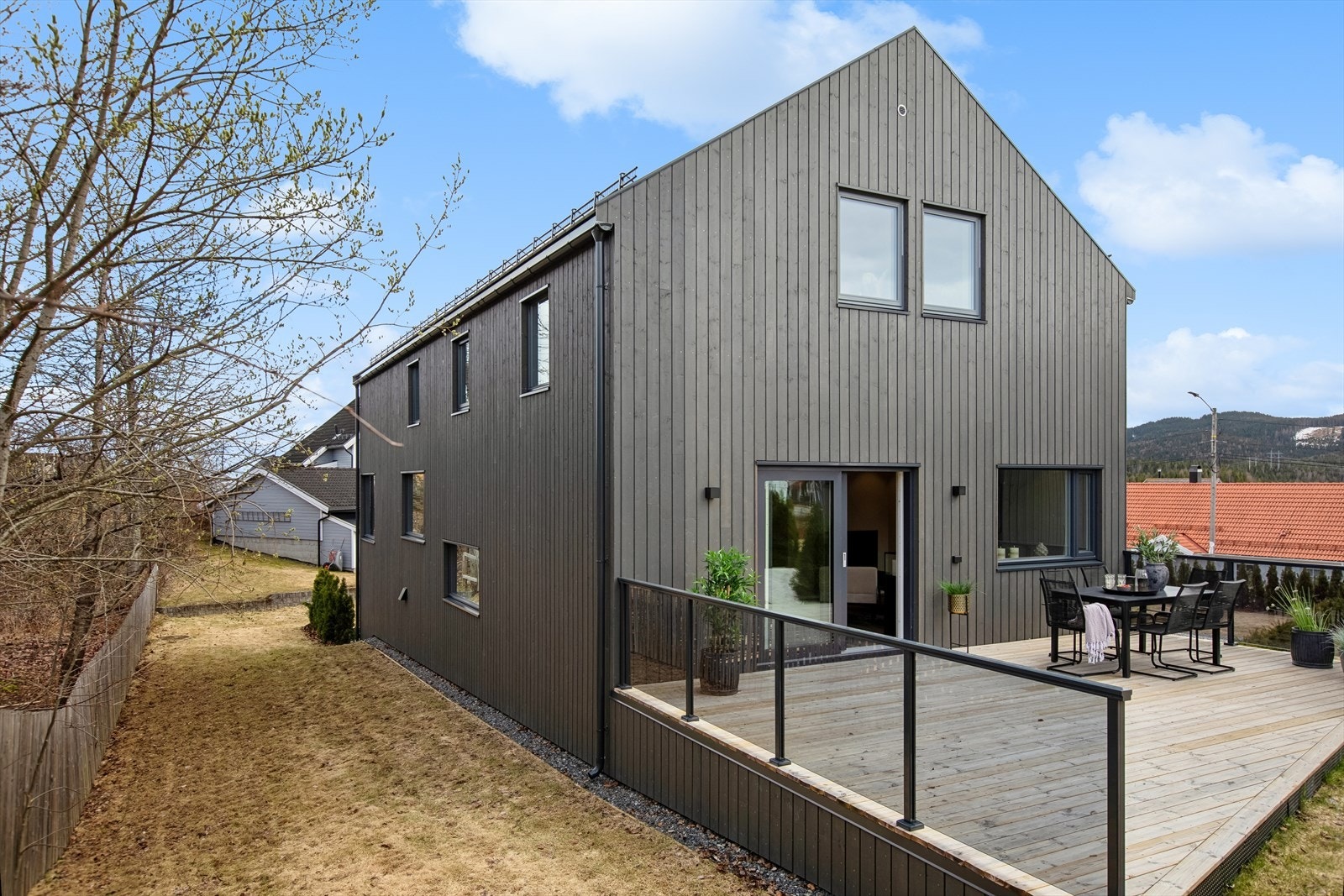 Eiendommen har en romslig platting og usjenert hage/bakside. Galleribilde