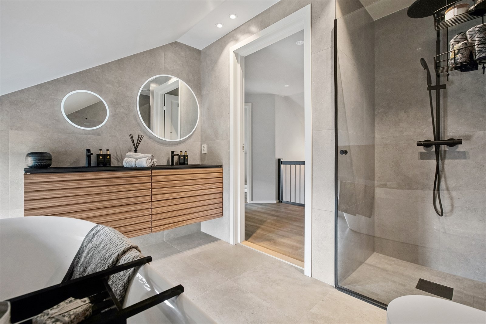 Badet har alt man kan ønske seg, dusj,. badekar, dobbelt vask og behagelig dagslys. Galleribilde