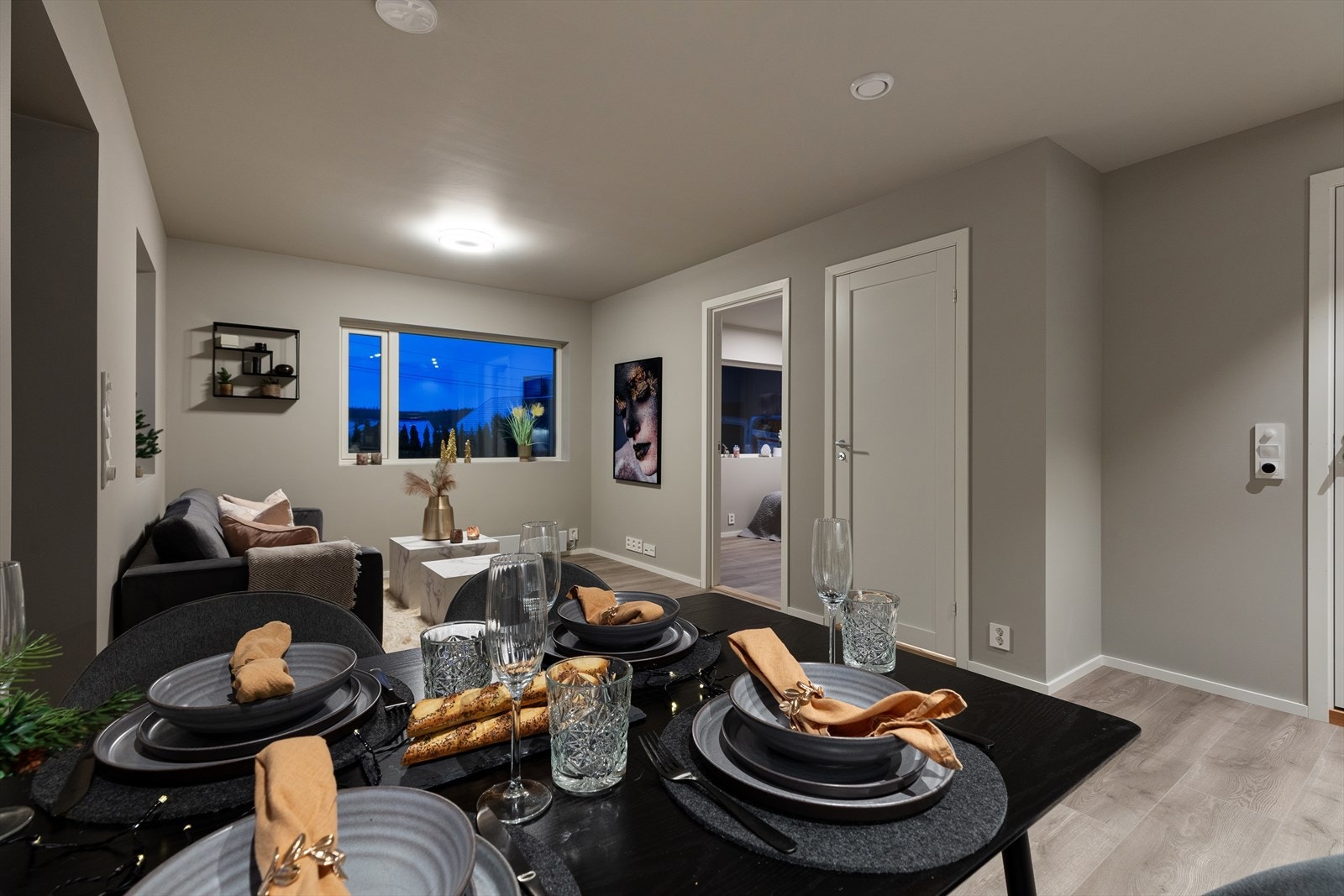 Fin og lun stemning på kveldstid. Galleribilde