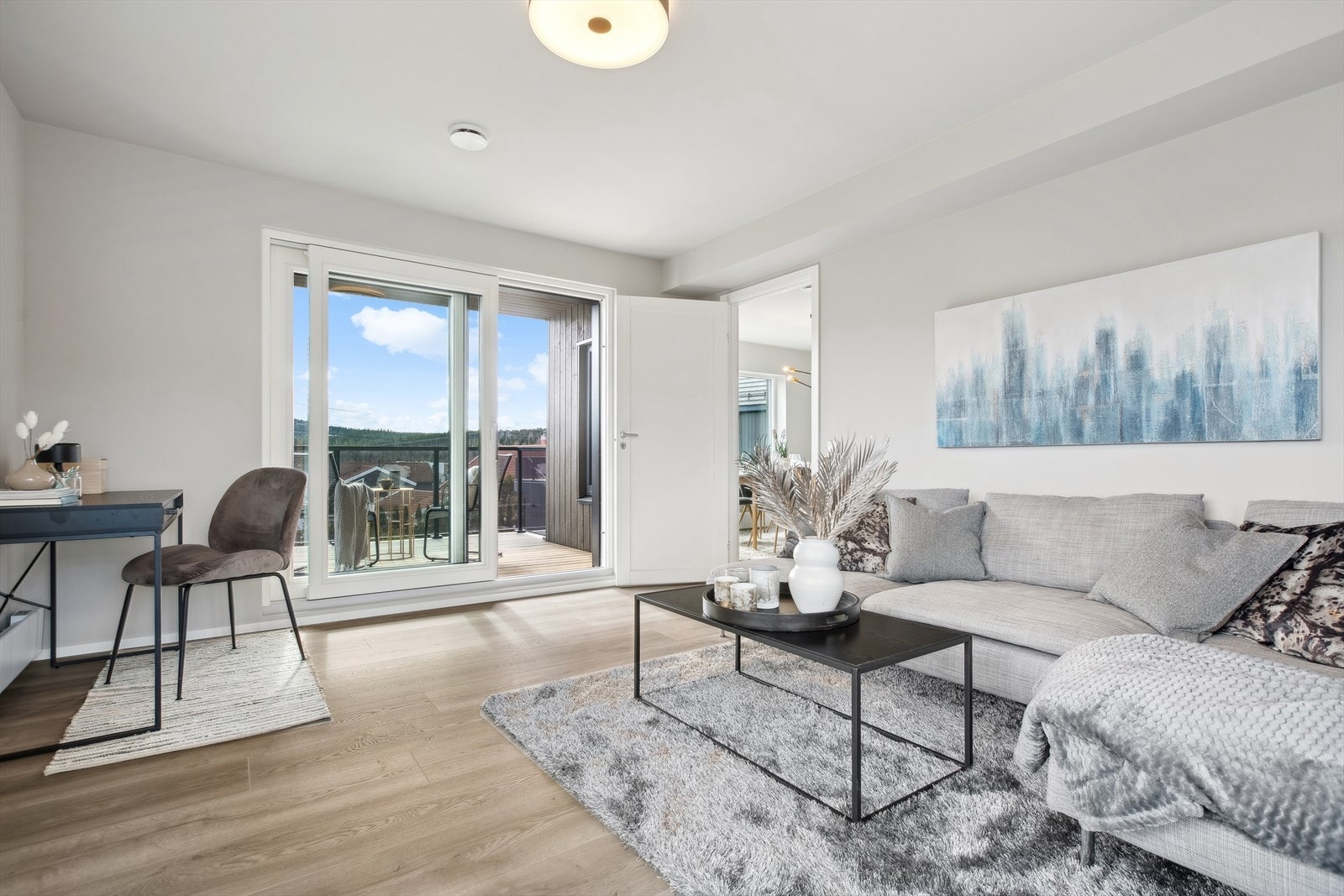 Fra stuen/soverommet er det utgang til en romslig balkong. Galleribilde