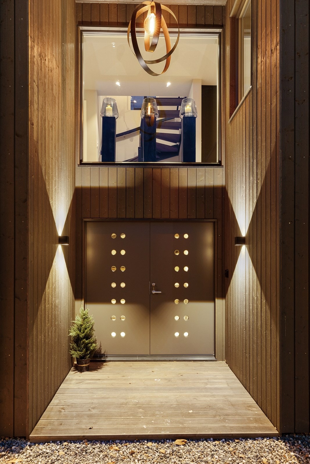 Fasaden har flere lekre detaljer som dette unike inngangspartiet. Galleribilde