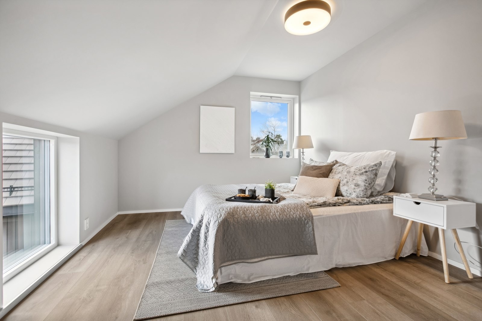 I boligens 3.etasje er det hele 3 soverom, 2 bad og innredet rom. Galleribilde