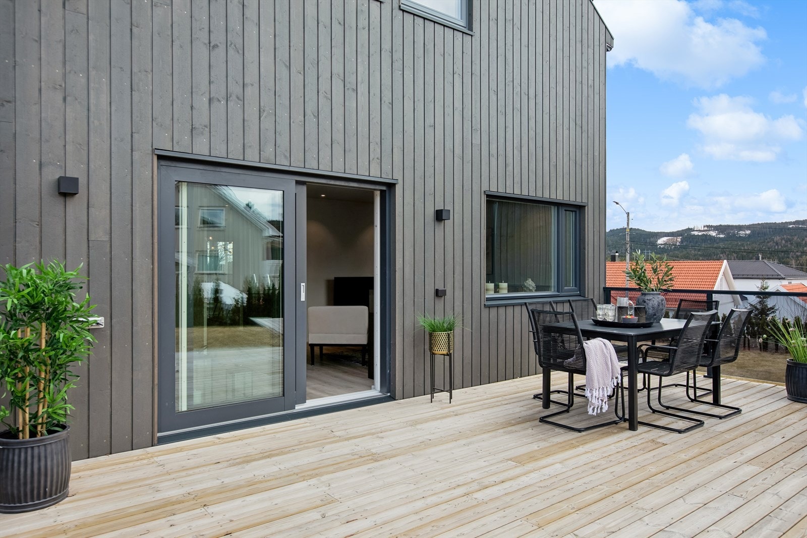 Fra stuen er det utgang til en deilig terrasse med gode solforhold. Galleribilde