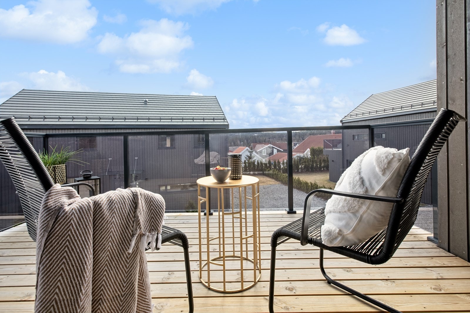 Romslig og solrik balkong med noe utsyn. Galleribilde