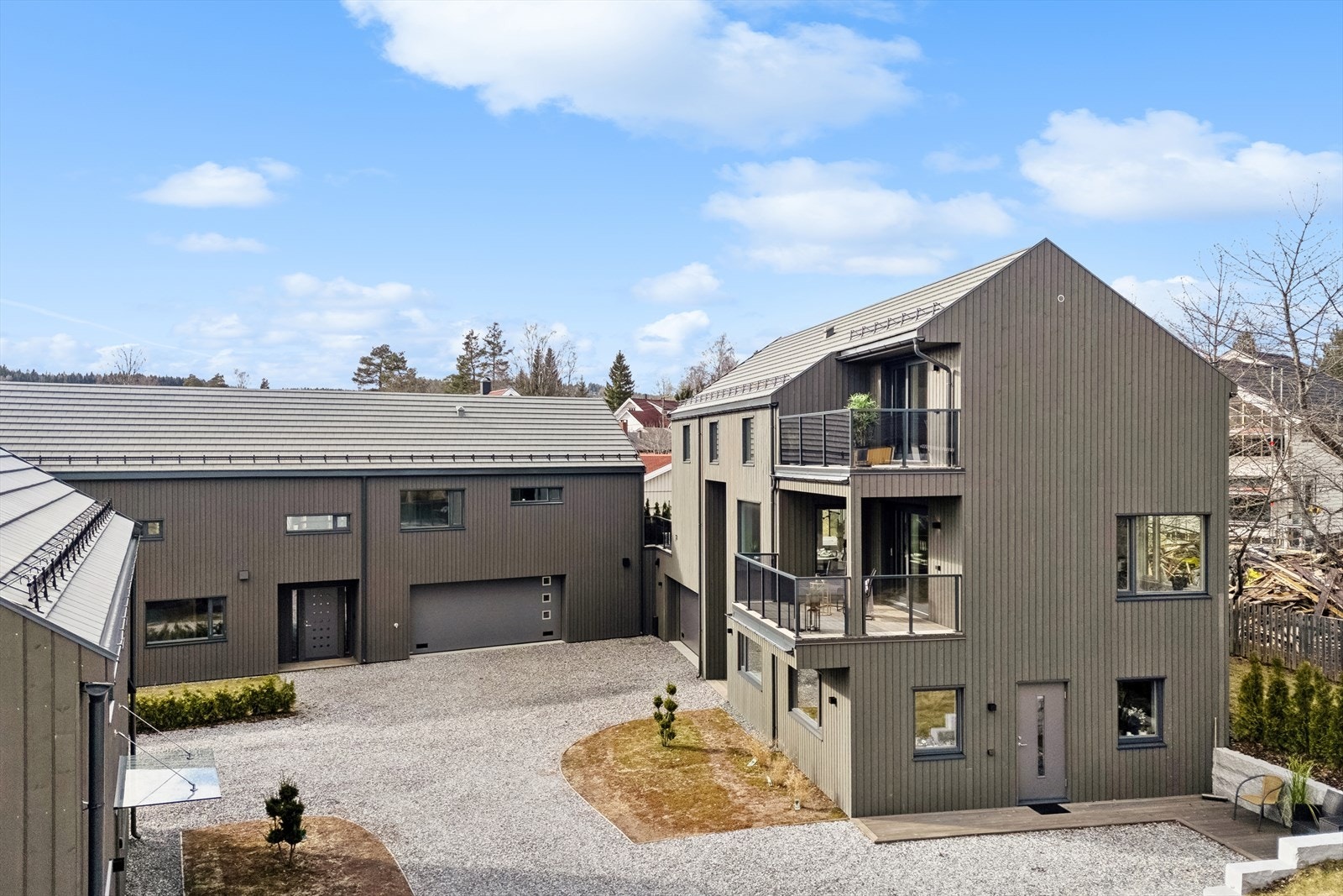 Et koselig og usjenert tun med tre rålekre enheter. Galleribilde