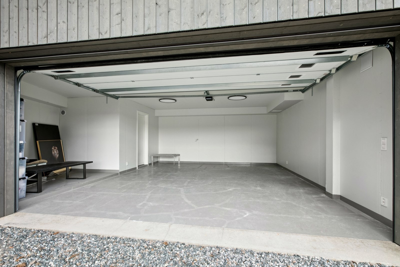 Dobbelt garasje med el-bil lader og god lagringsplass, eget rom for smørebod, sykkelrom eller annet. Galleribilde