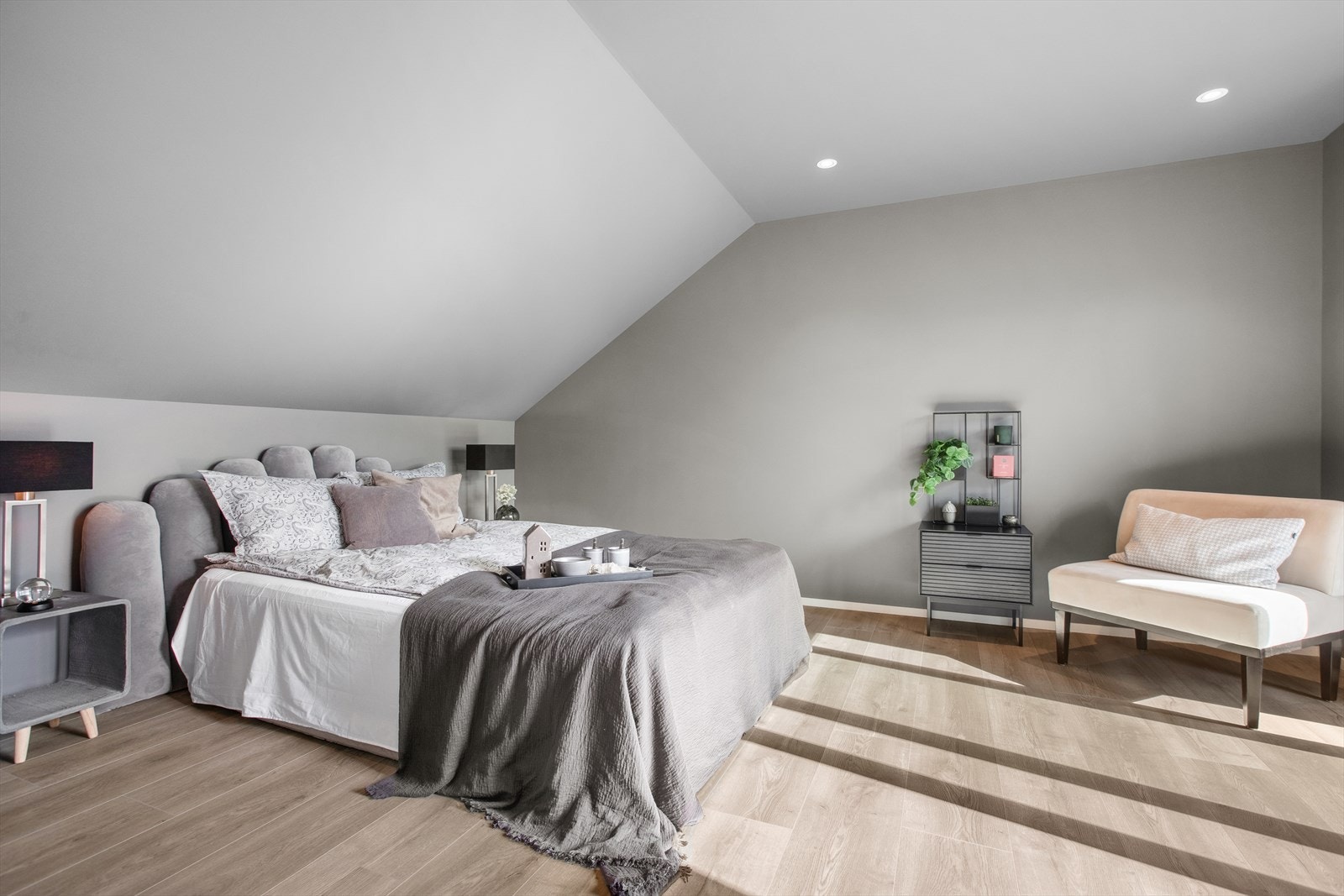 Hovedsoveorm med eget bad, balkong og tilknytning til innredet rom/walk-in closet? Galleribilde