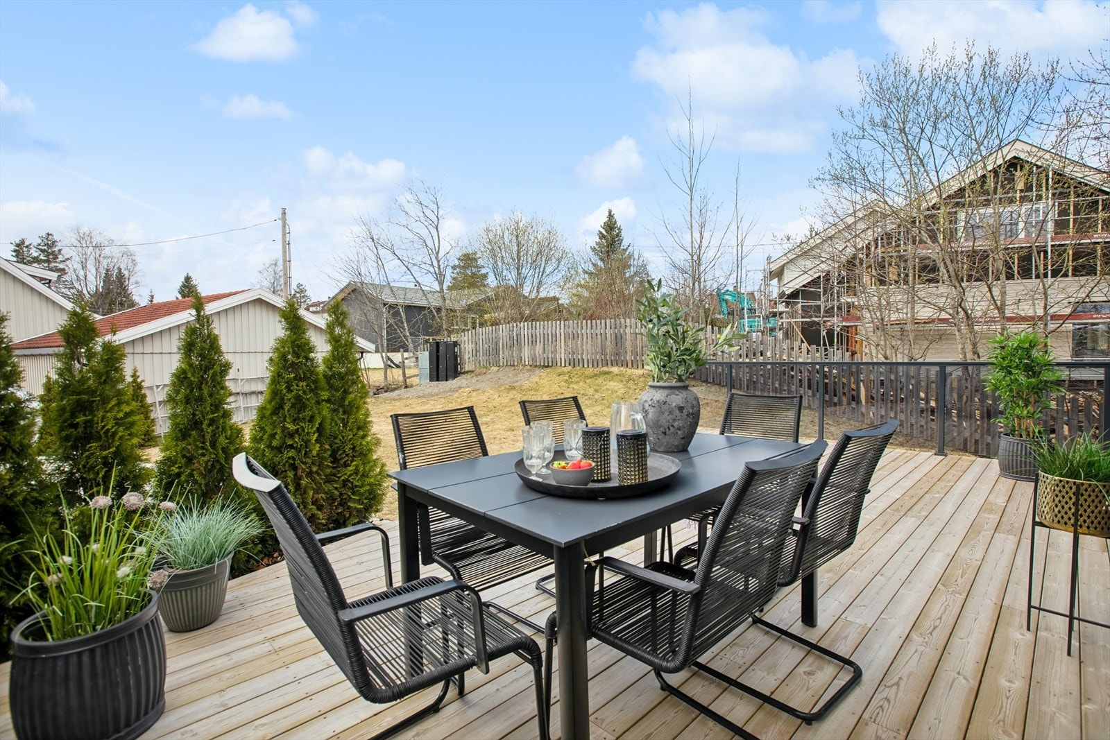 Her er det god plass for møblering og videre er det hage på baksiden av eiendommen. Galleribilde