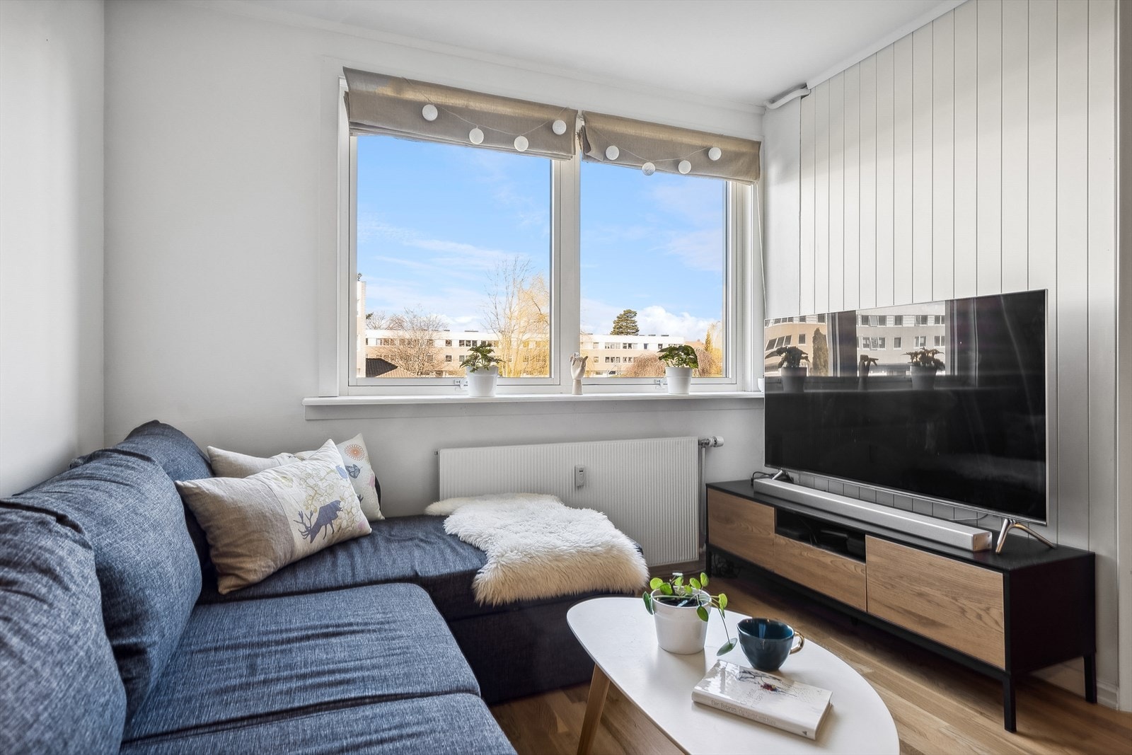Stuen er stor og romslig, plass til egen tv-krok, spisestue og hjemmekontorløsning. Galleribilde