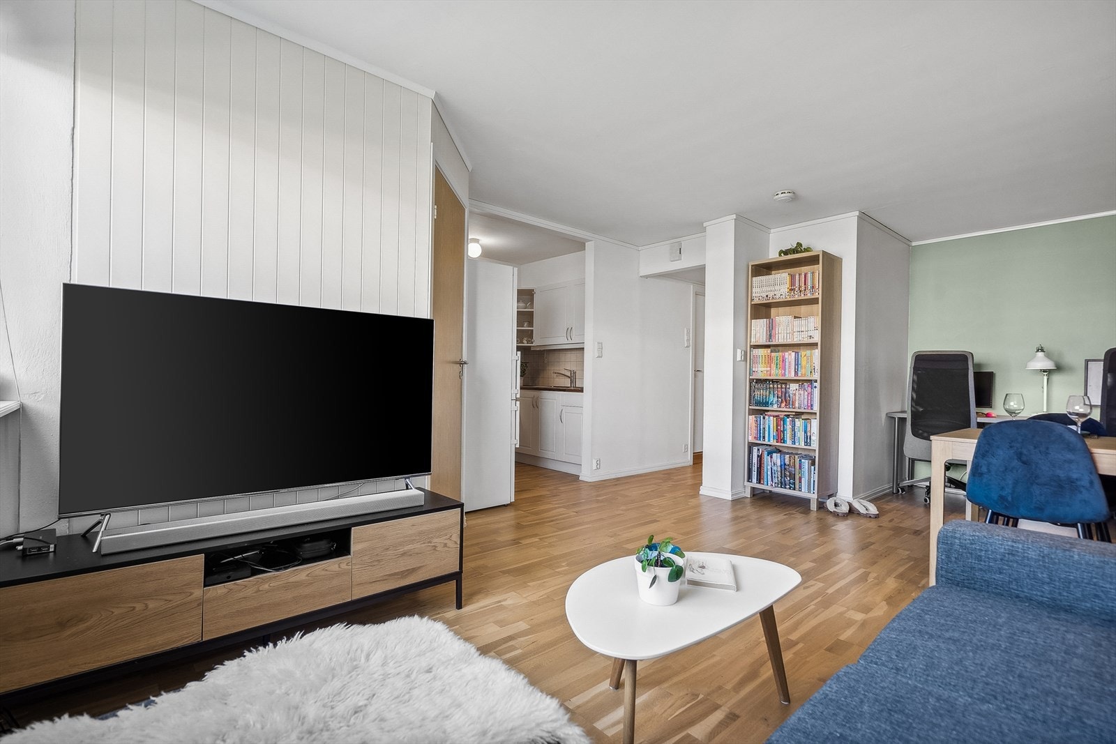 Det er en naturlig media vegg mellom stue og soverom. Galleribilde
