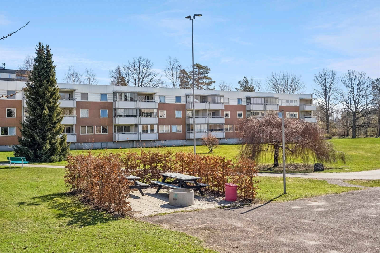 I området ligger nærbutikk og flere bussholdeplasser med hyppige avganger. Galleribilde