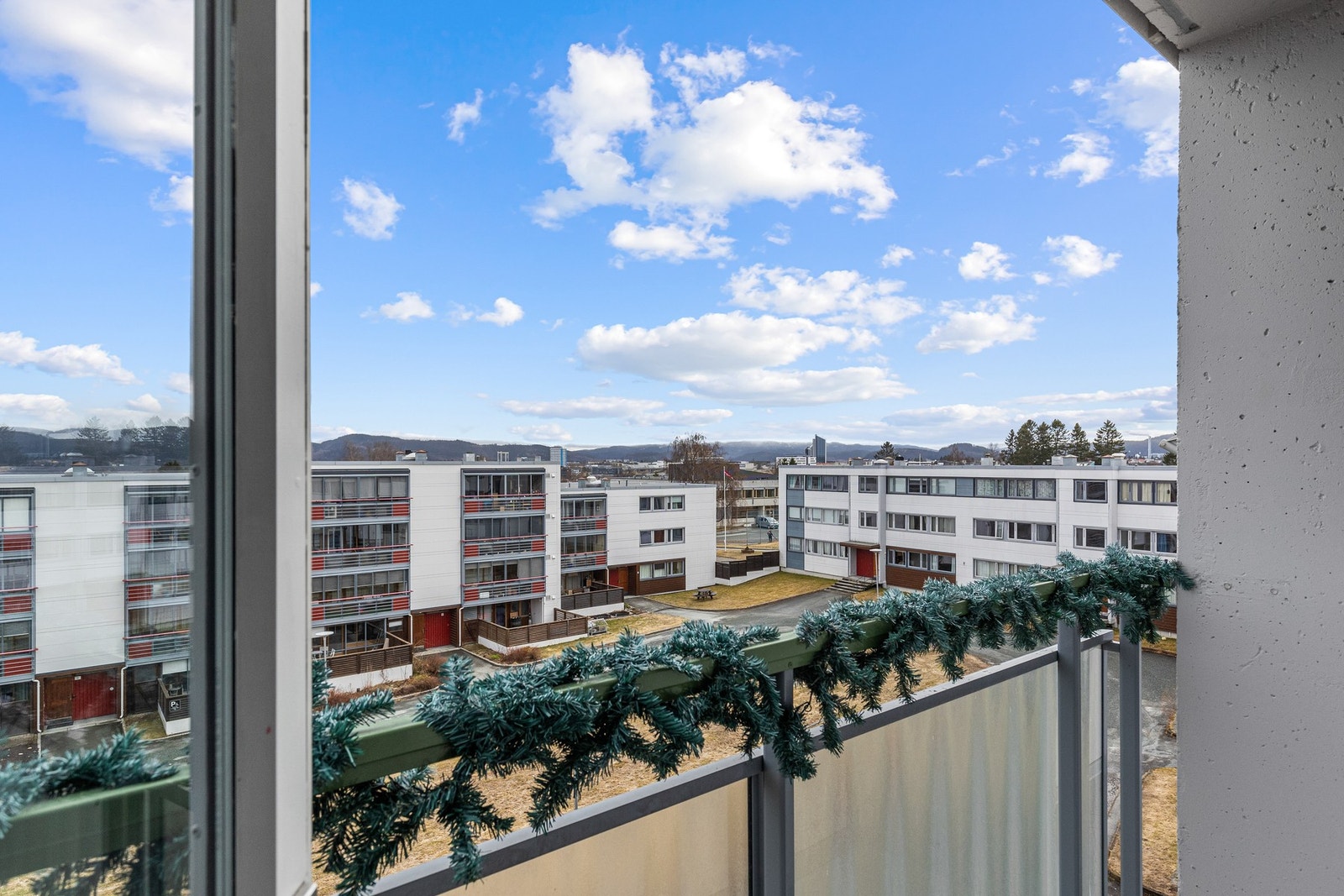 Kort vei til barnehager, Huseby skole, Huseby ungdomsskole og Heimdal videregående skole. Galleribilde