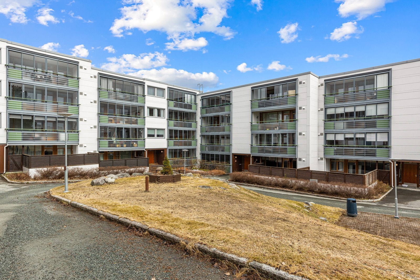 Meget barnevennlig område med lite trafikk og lekeplasser for barn i gatetun. Galleribilde