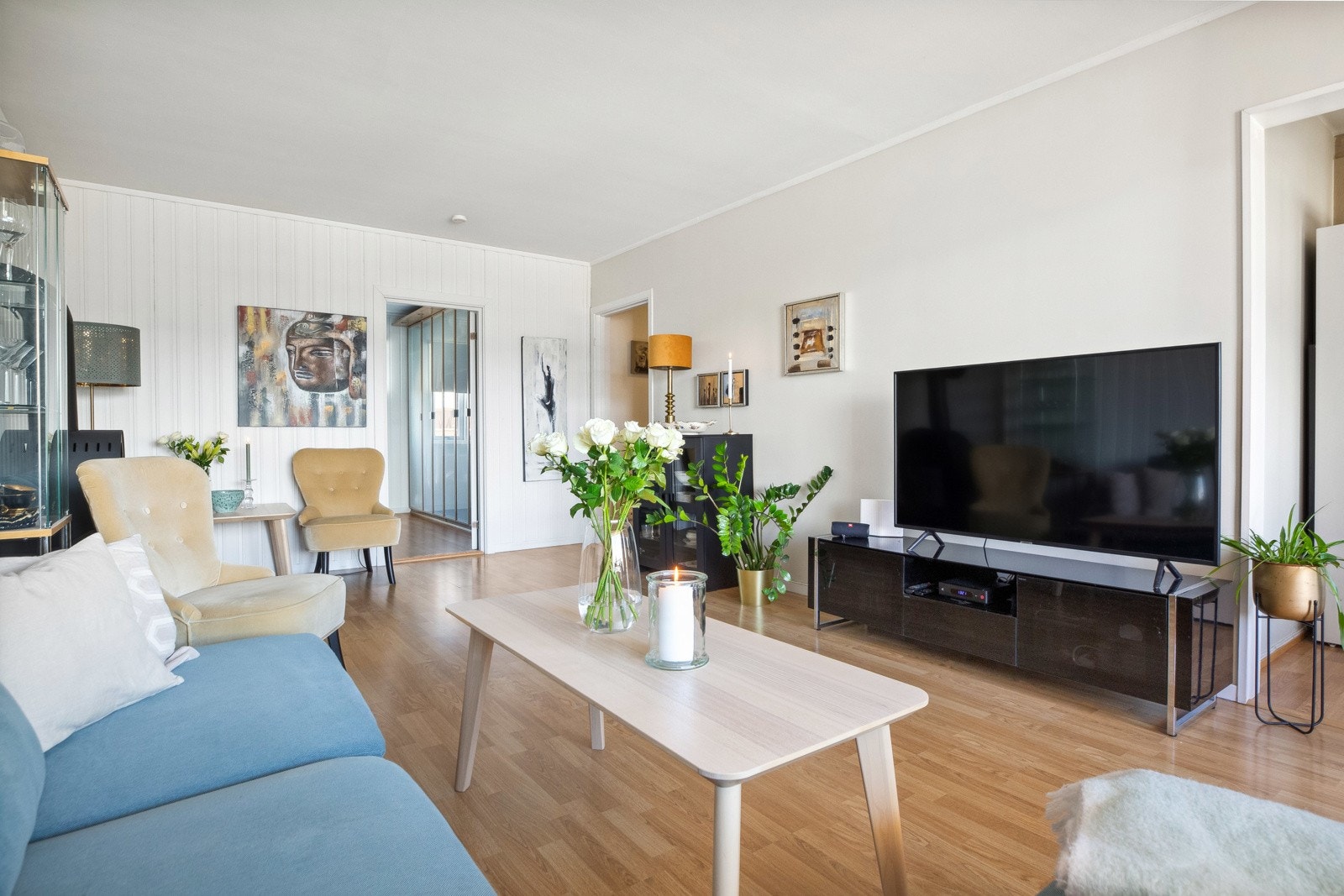 Stuen har delvis åpen løsning med kjøkkenet. Galleribilde