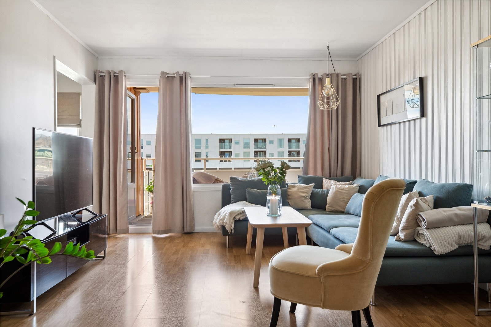 Stuen er malt i lyse og nøytrale farger som gjør det enkelt å sette sitt personlige preg på interiøret. Galleribilde