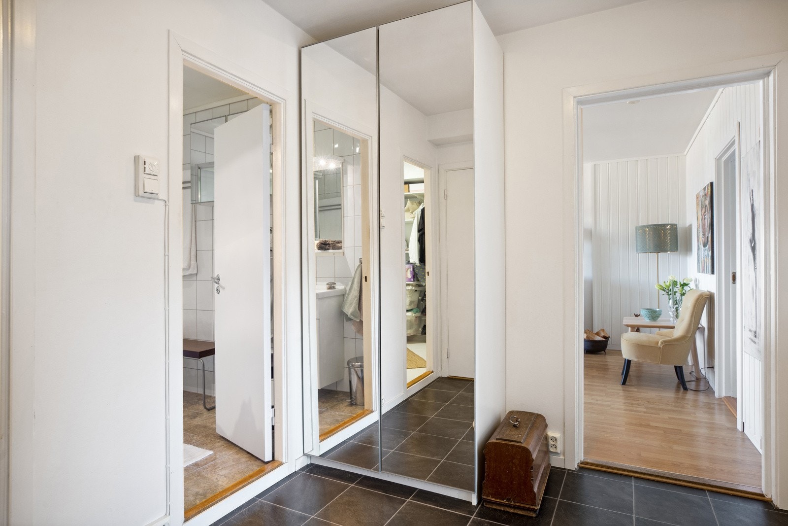 Entré på ca. 6 kvm. Leiligheten oppleves som innbydende og har en praktisk planløsning. Galleribilde