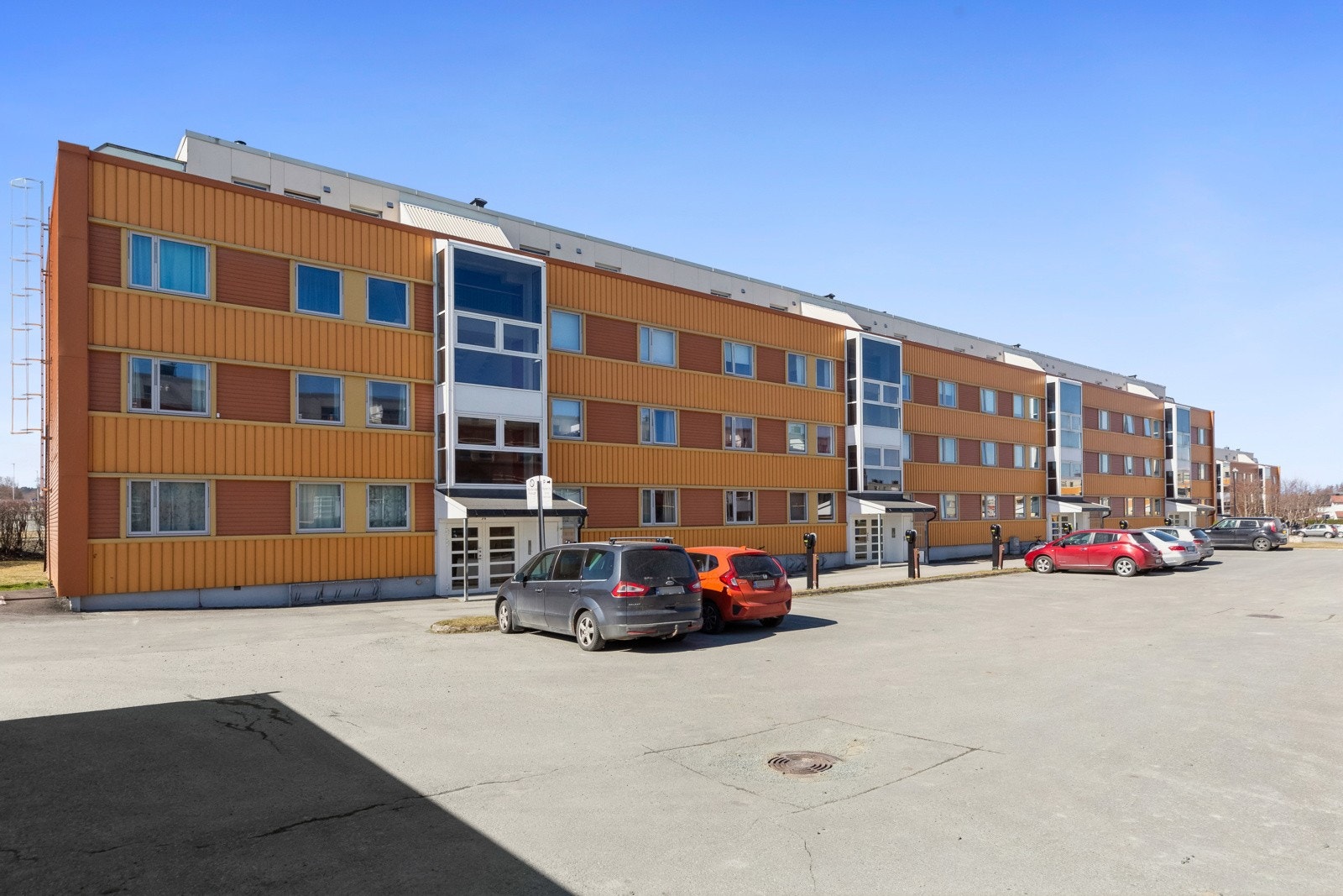 Velkommen til visning - leiligheten ligger i tredje etasje og har adkomst via felles inngangsparti. Galleribilde