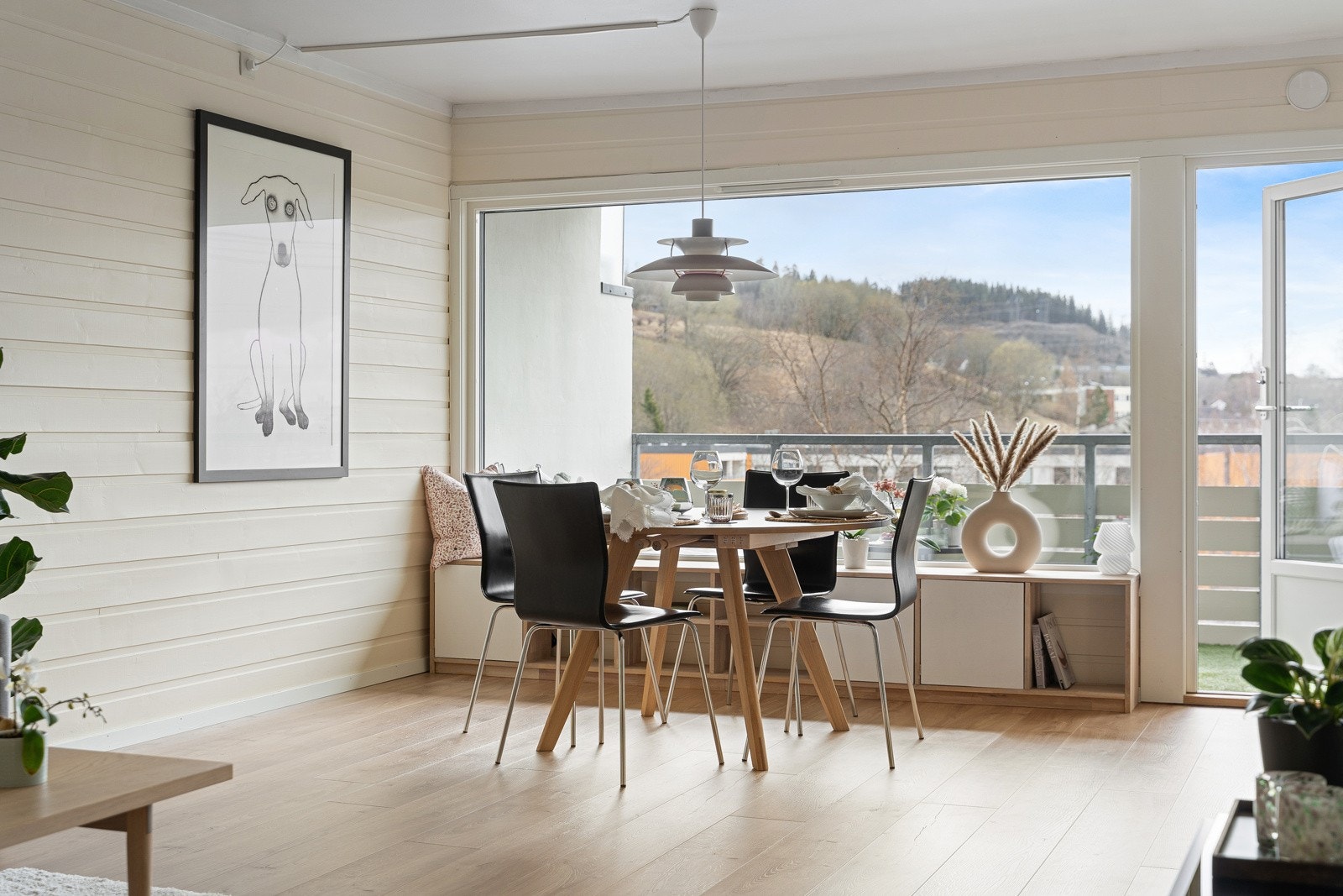 Det er også god plass til egen spisegruppe på stuen. Galleribilde