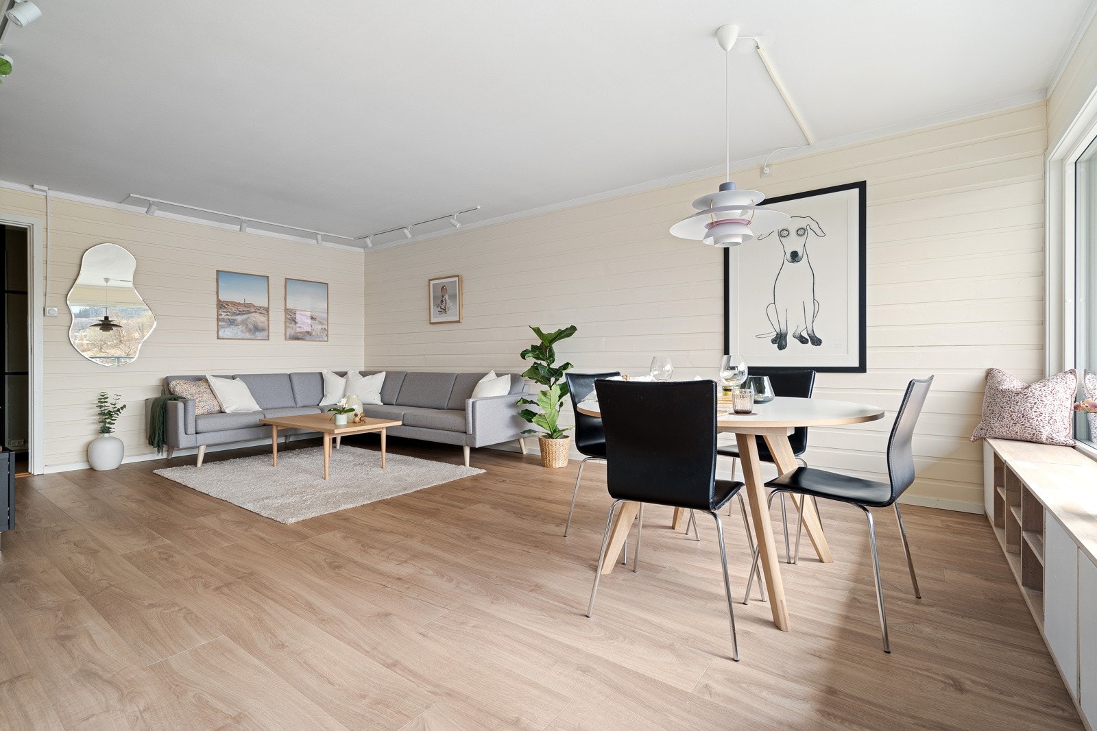 Stuens praktiske utforming gir god plass til både sofa- og spisegruppe. Galleribilde