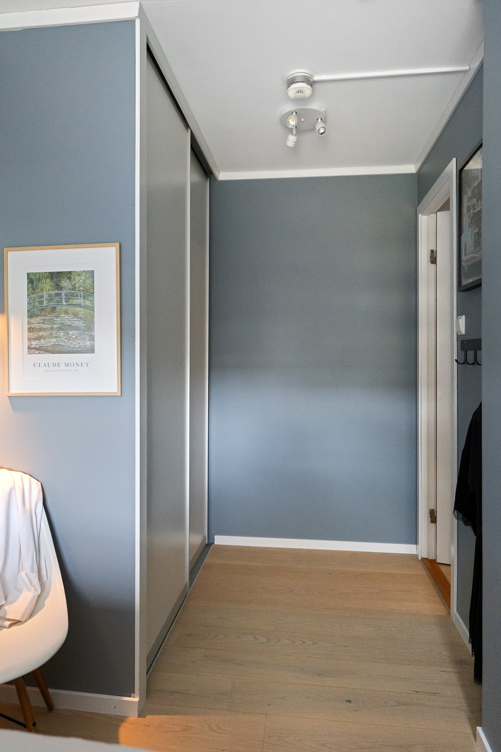 Gode lagringsmuligheter i skyvedørsgarderobe. Galleribilde