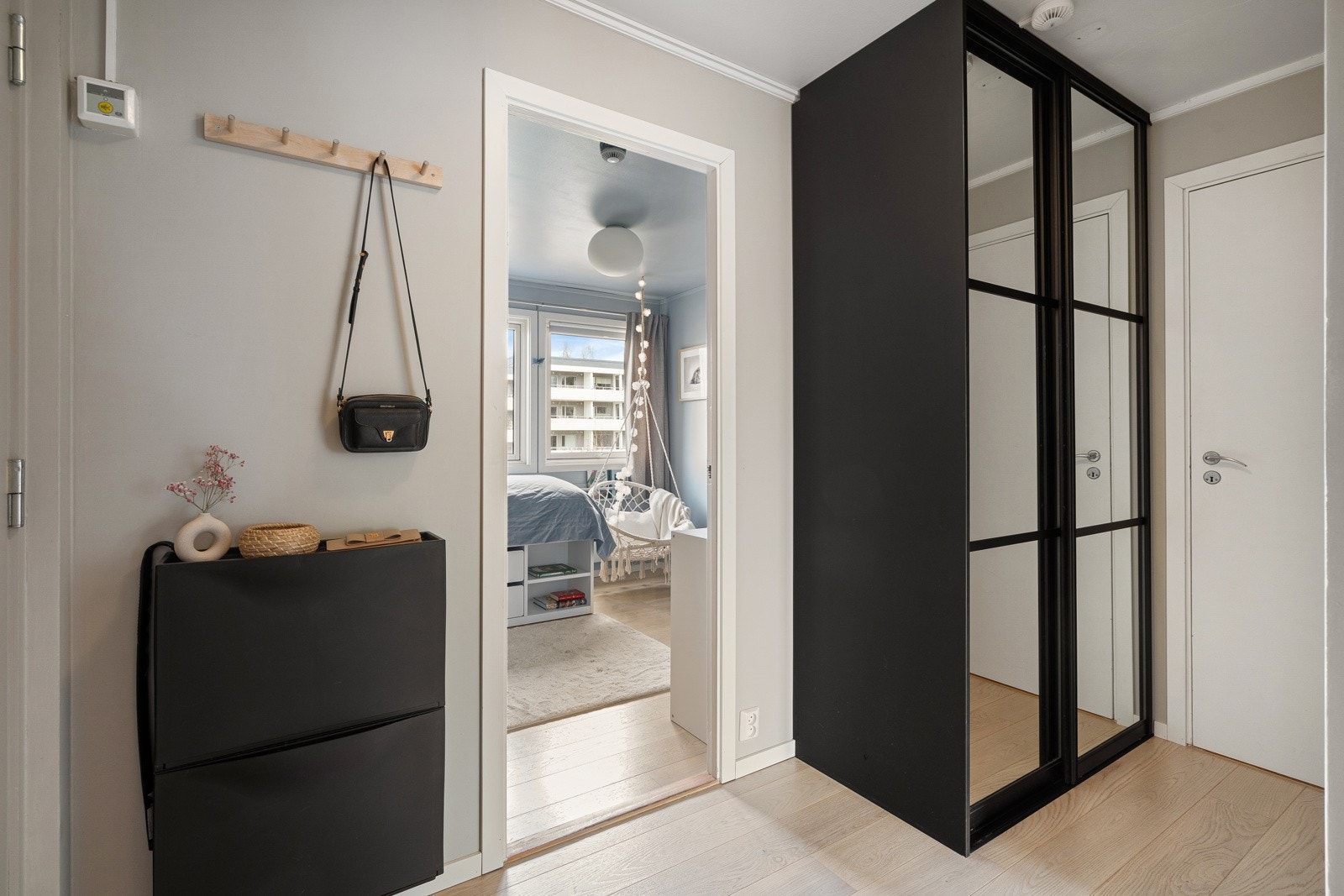 Velkommen inn! Entréen oppleves som romslig og har god plass til garderobe. Galleribilde