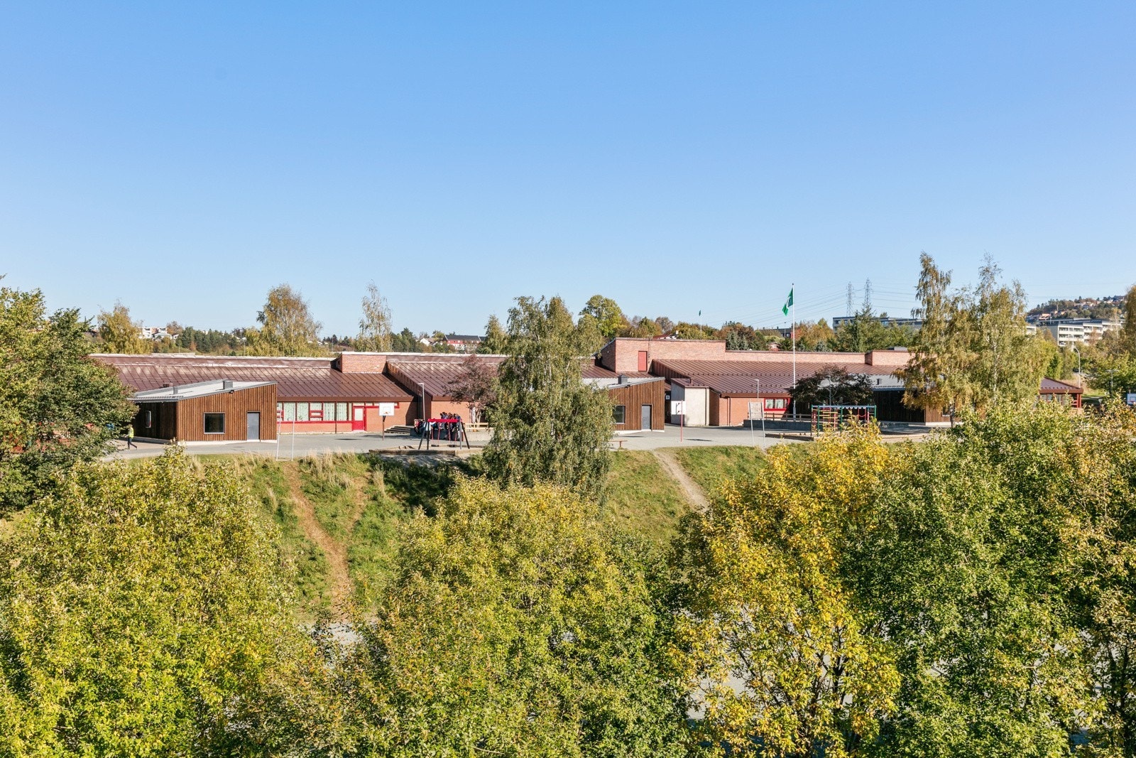 Barna går på Steindal barne skole og Hoeggen ungdomsskole. Galleribilde