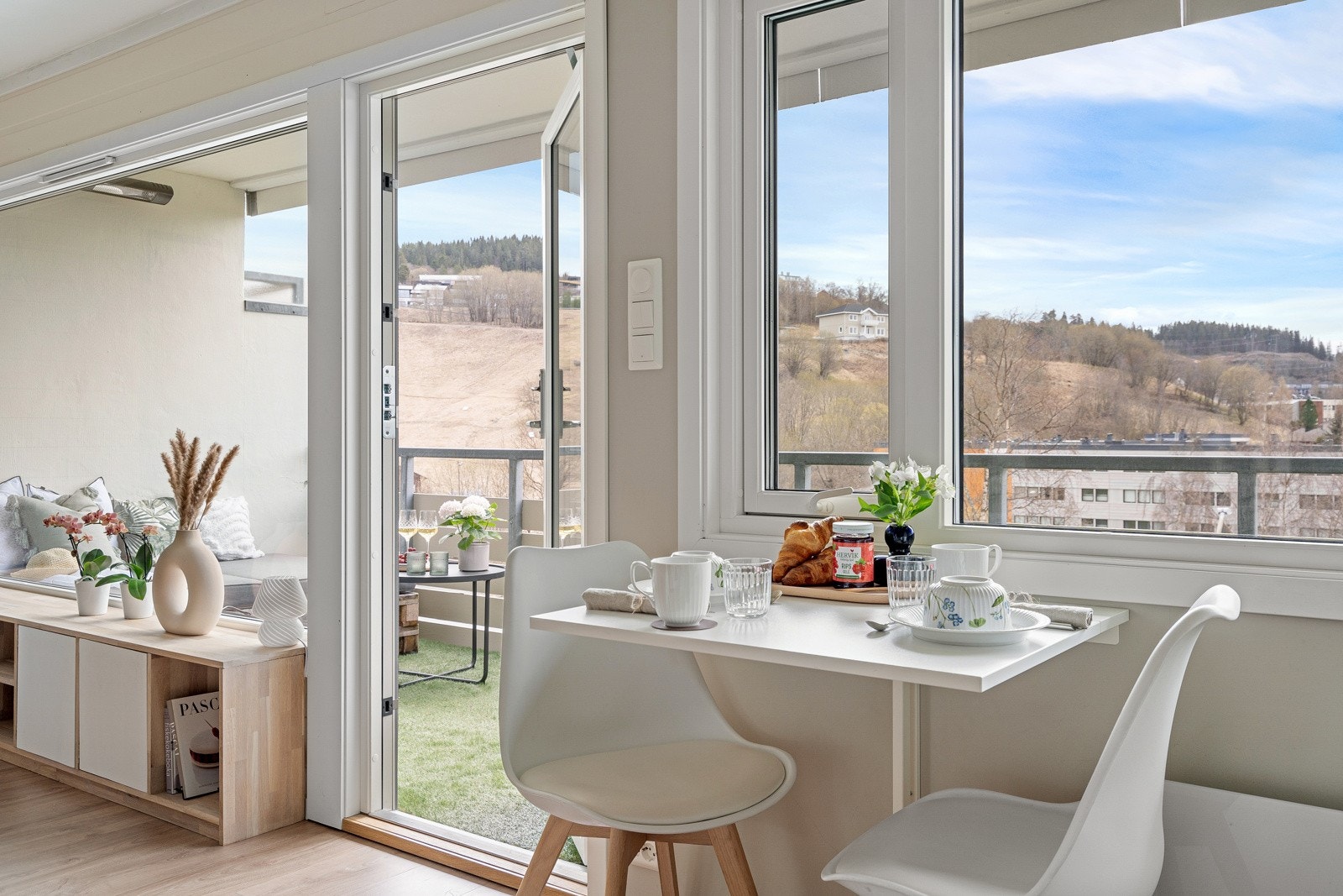 Leiligheten nyter store vindusflater som sørger for godt med naturlig lysinnslipp. Galleribilde