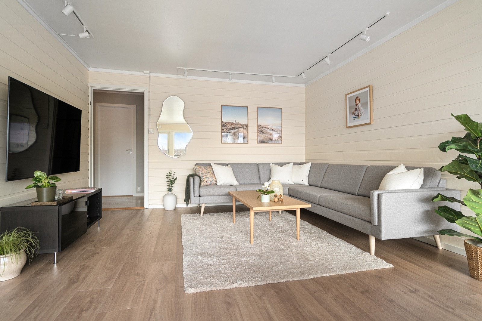 Stuen har et moderne uttrykk og du kan enkelt sette ditt eget preg på leiligheten. Galleribilde