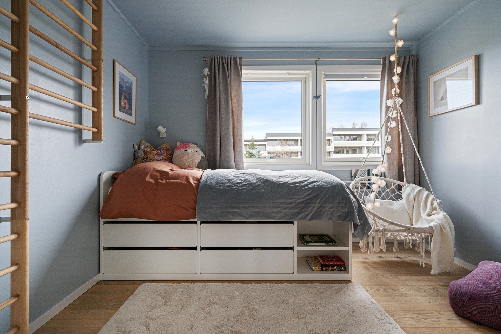Stort soverom med god plass til dobbeltseng, garderobe m.m. Galleribilde
