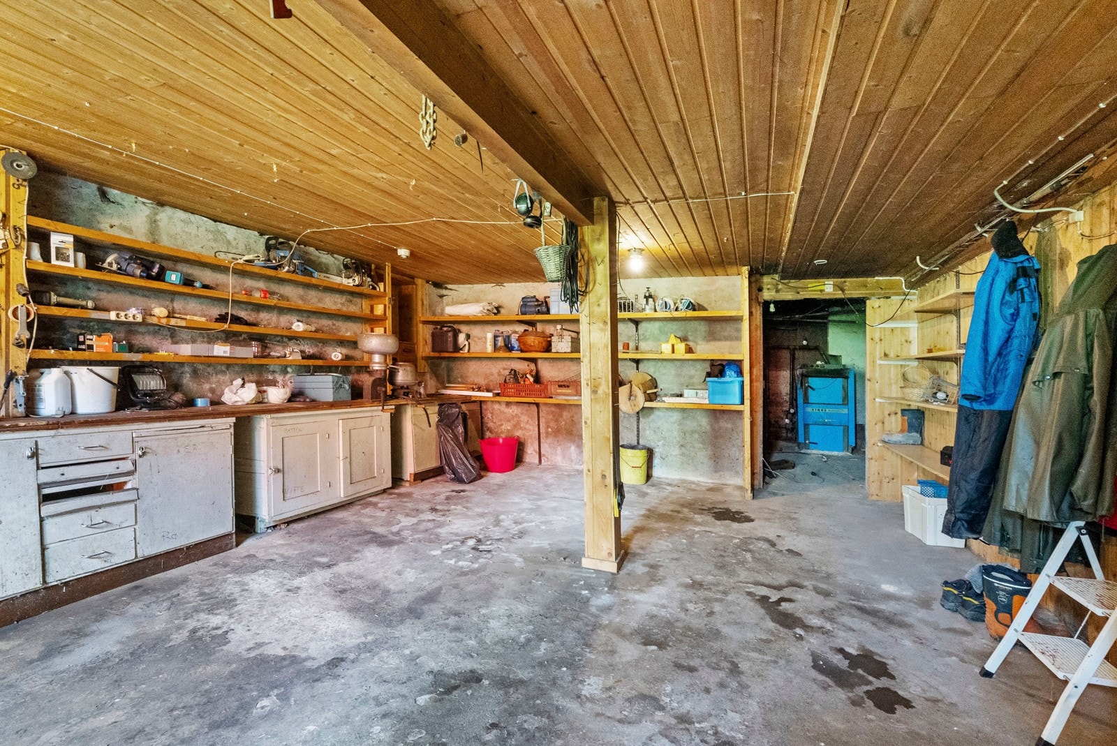 Kjelleren har enkel standard og er innreda med div. boder, arbeidsrom, kjøl- og fyrrom Galleribilde