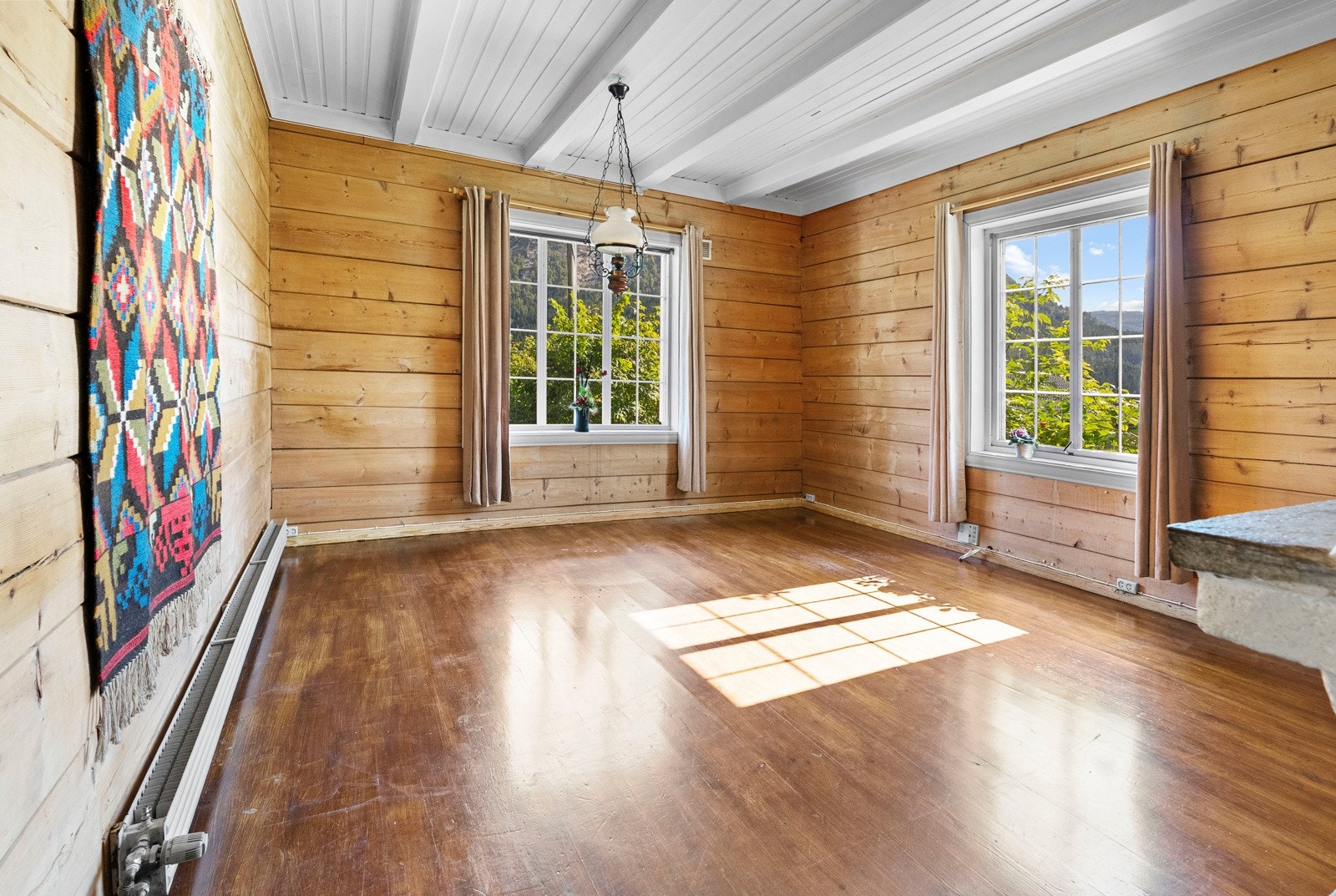 Hovedplanet er innreda med flere stuer, kjøkken, bad og vaskerom Galleribilde