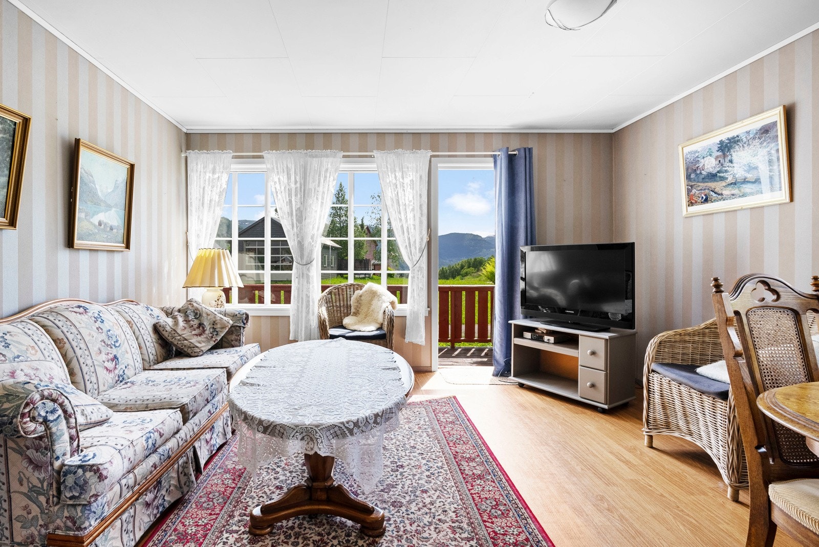 Stue i tilbygget med adkomst ut på sørvendt veranda Galleribilde