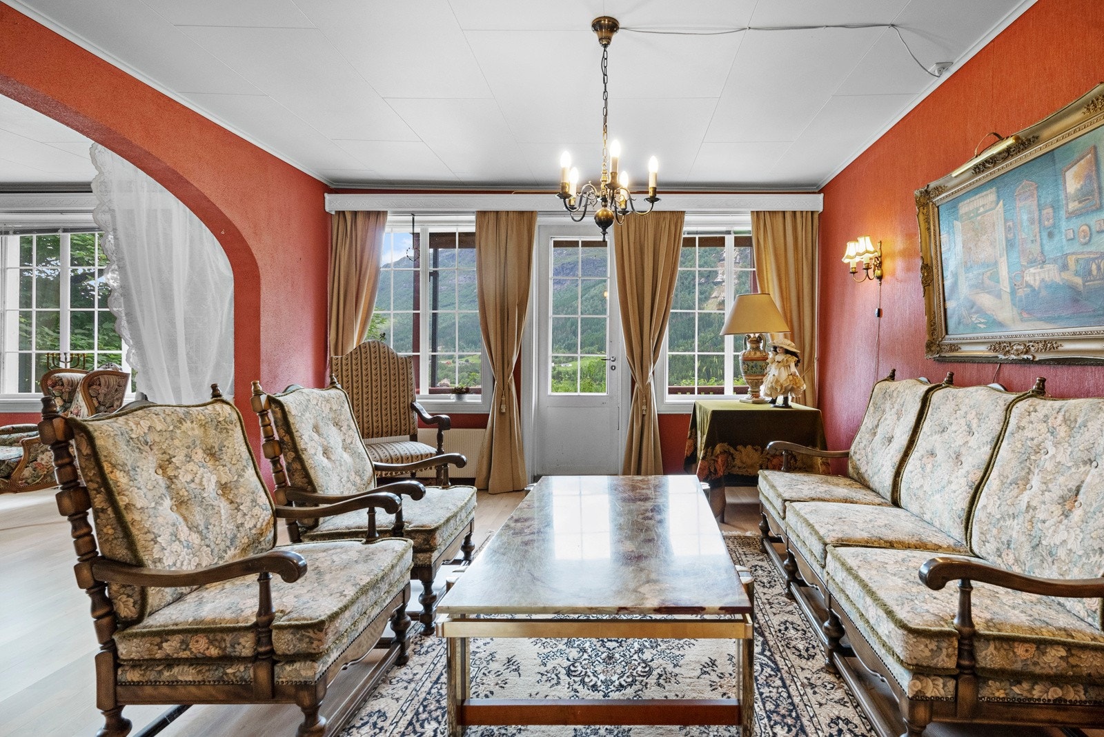 Hovedstua med utgang til hagen på nedsiden av boligen Galleribilde