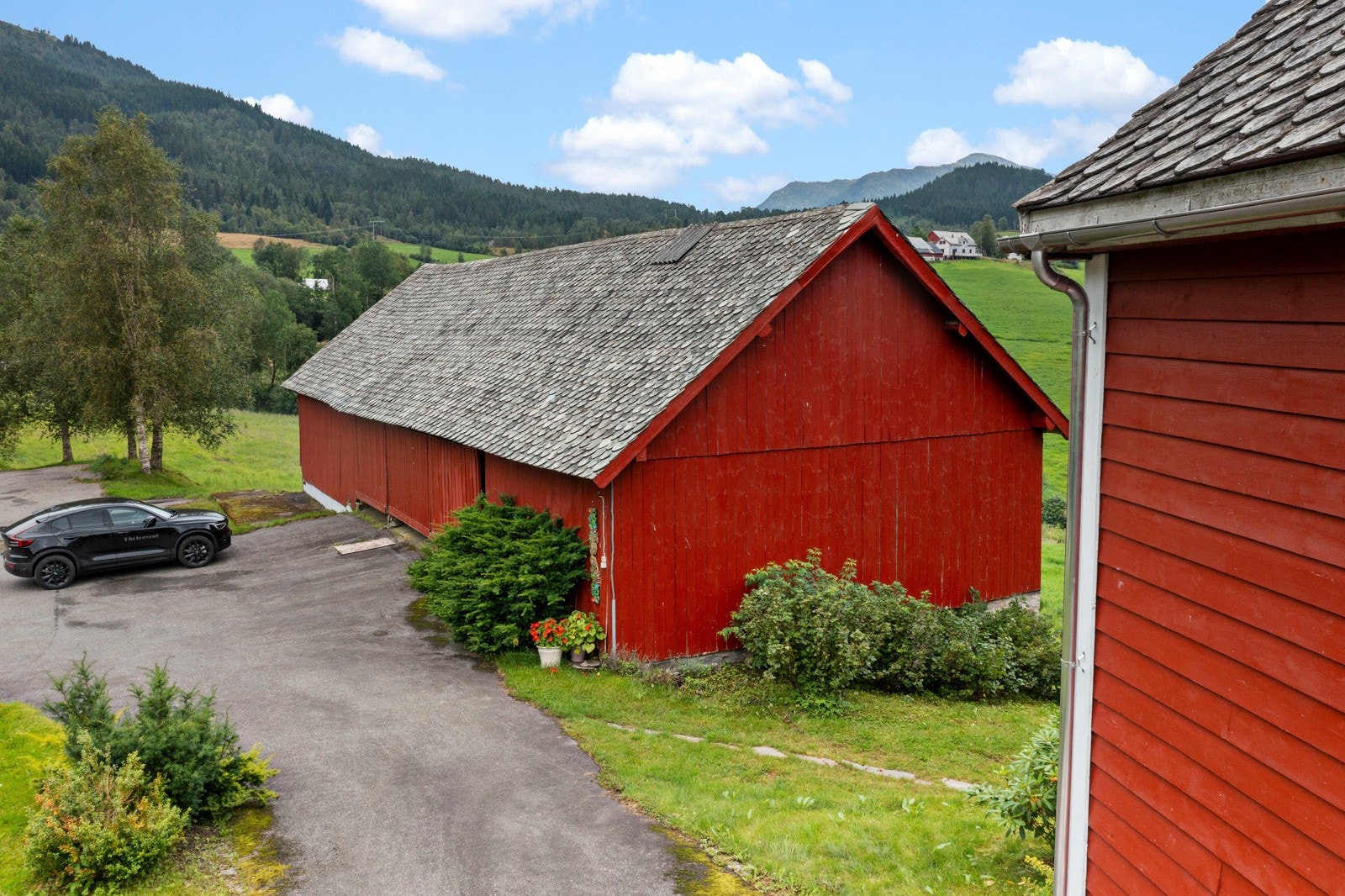 Mot øst står den eldre driftsbygningen som har vært brukt som lagerplass Galleribilde
