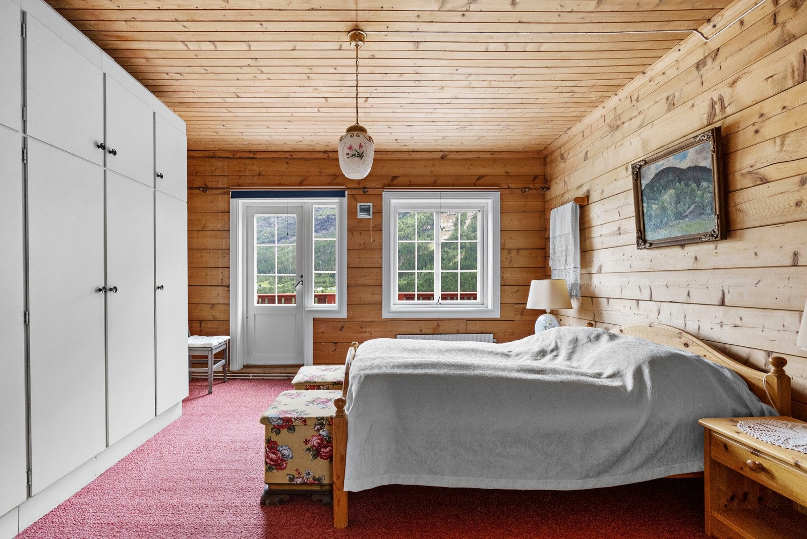 Boligen er innreda med 5 soverom - hovedsoverommet har adkomst ut til balkong i fasade mot øst Galleribilde