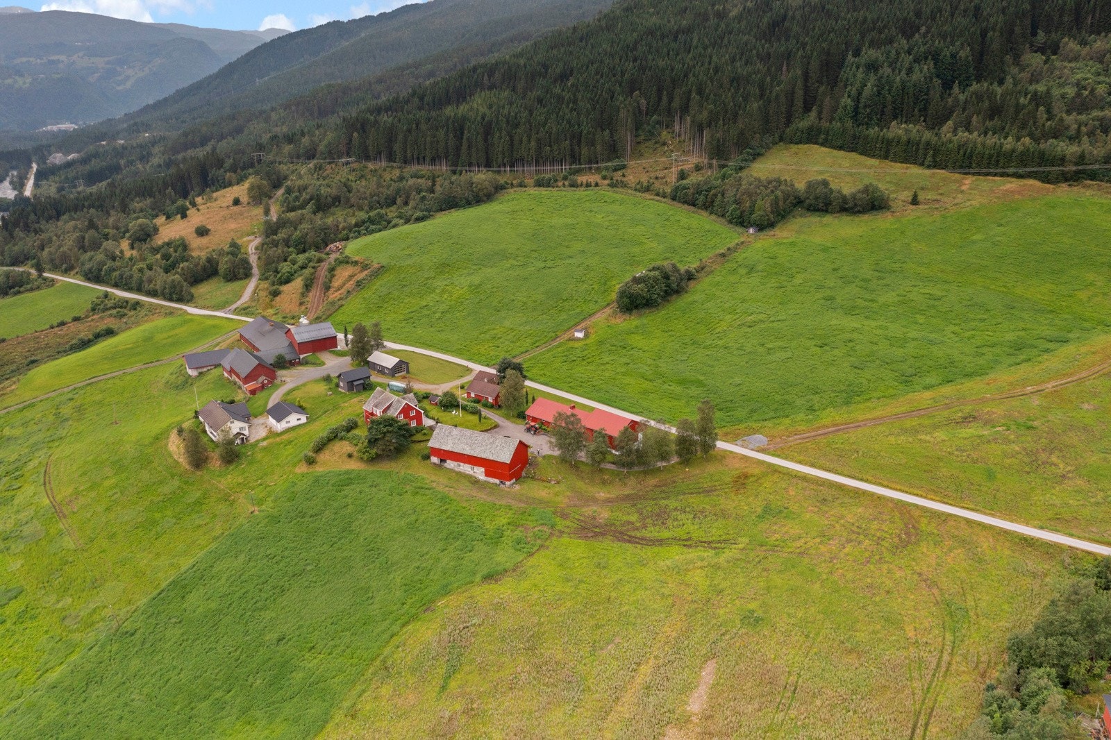 Eiendommen ligger fint til i landlige omgivelser på Eikås Galleribilde
