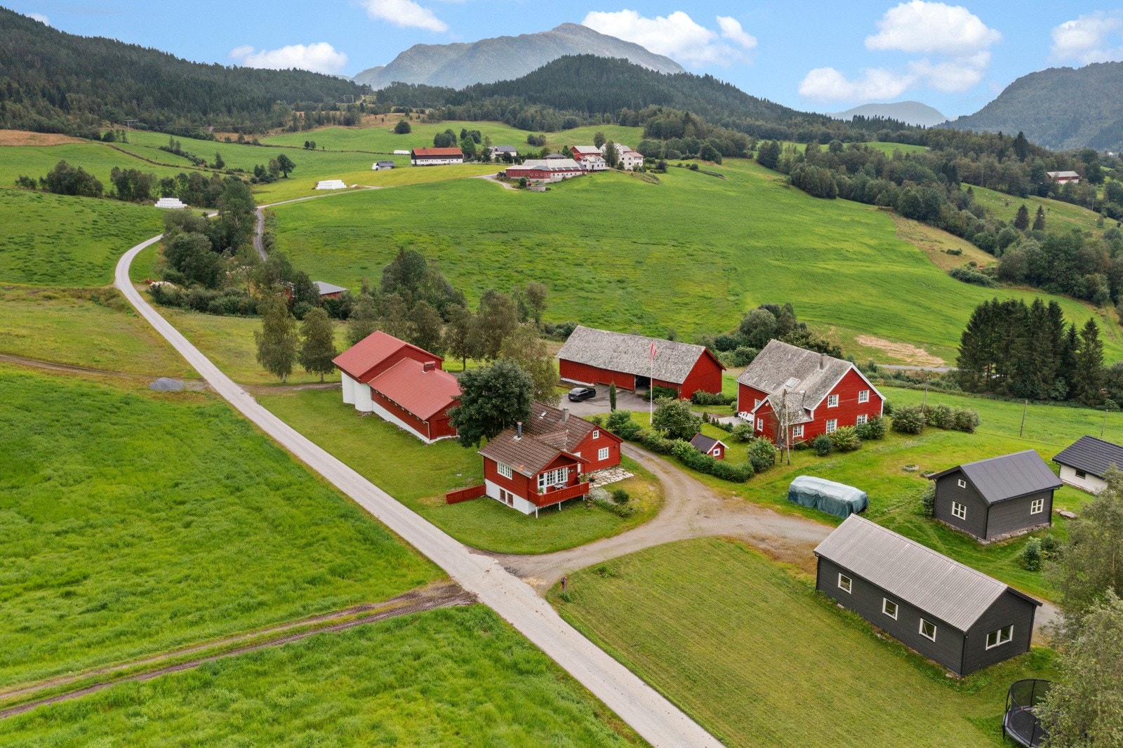 Tunet er utbygd med våningshus, kårbolig, driftsbygning og eldre låve - det er i tillegg et eldre stølshus som hører til eiendommen Galleribilde