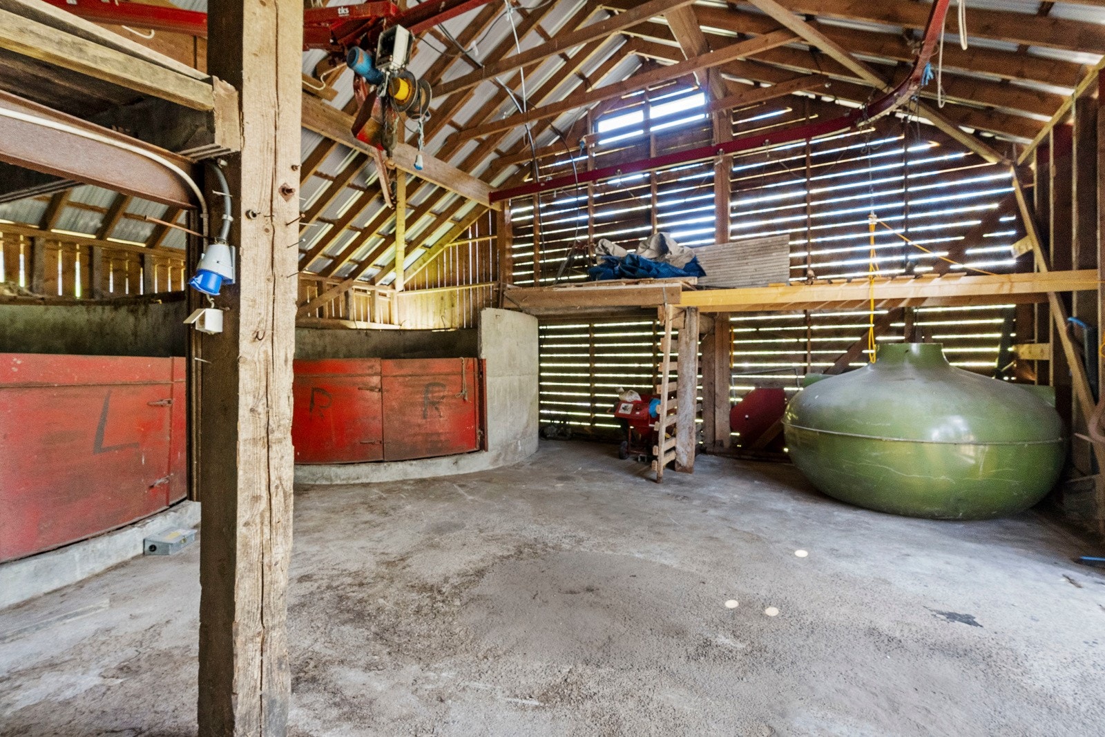 Låve i tilknytning til fjøsrommet med 2.stk. siloer og kjøreport ut på tunet Galleribilde