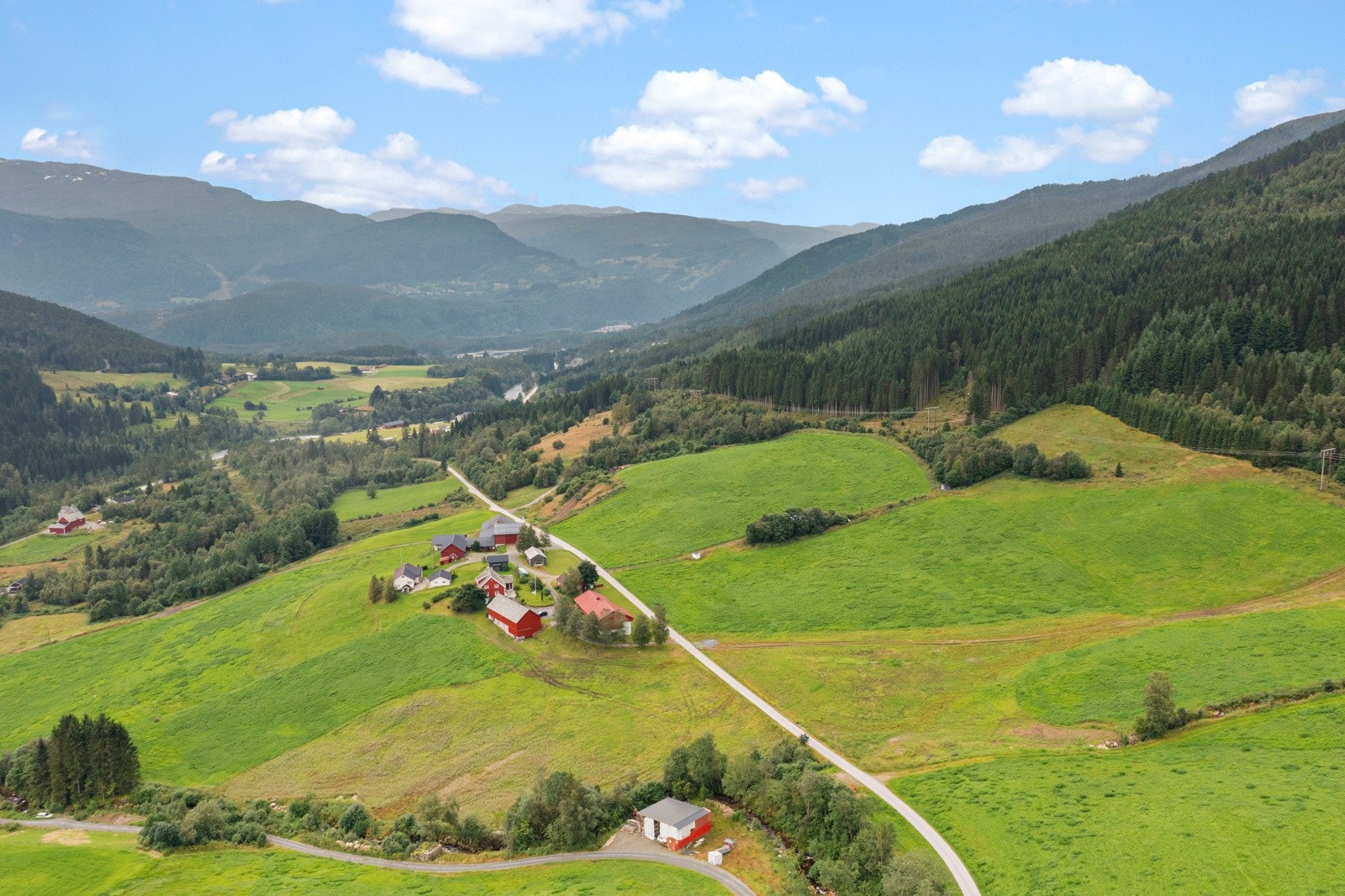 Eiendommen ligger fint til på Eikås og har samla den dyrka marka på opp- og nedsiden av vegen ved tunet Galleribilde