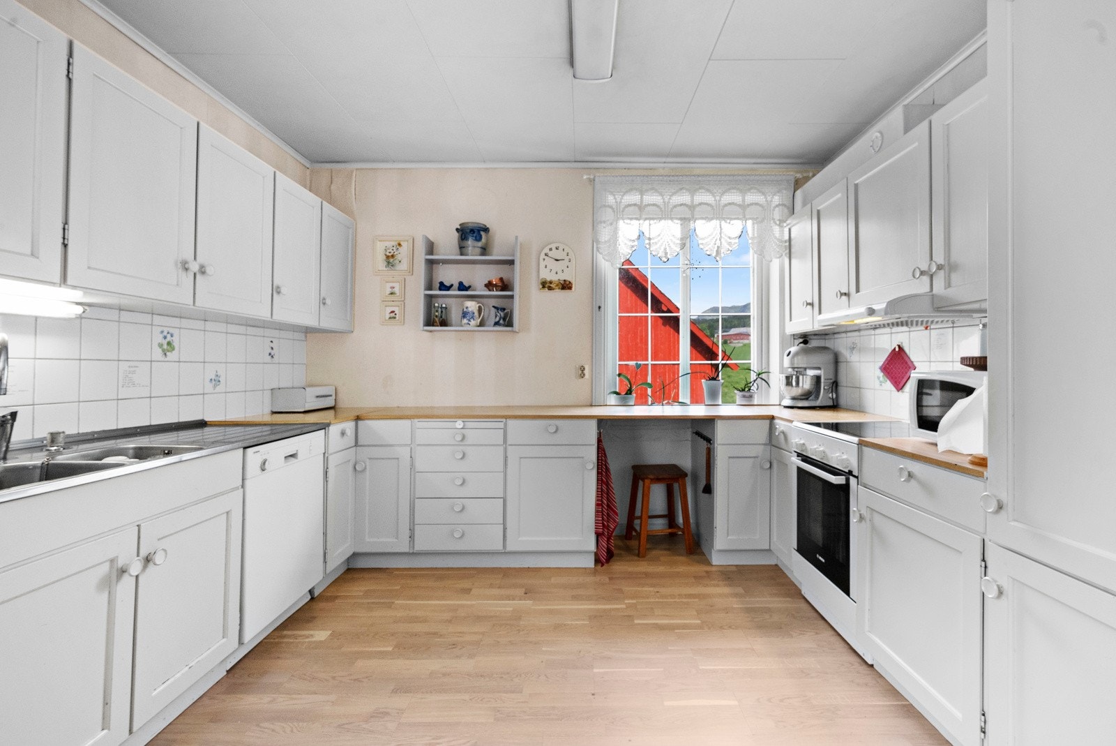 Kjøkkenet er av god størrelse med en romslig innredning og plass til spisebord Galleribilde