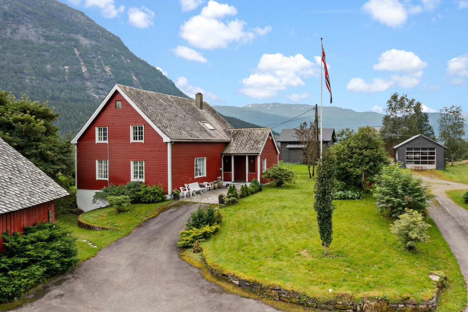 Våningshuset ble oppført i 1932 og går over to plan + kjeller Galleribilde