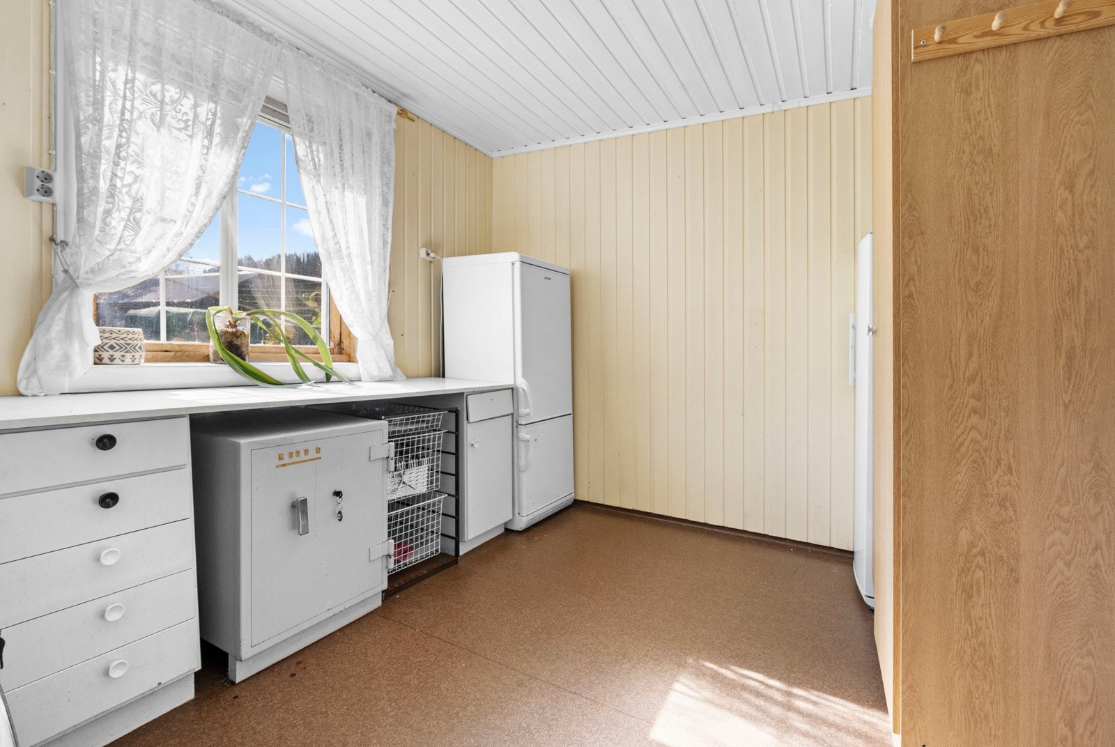 Separat vaskerom / bod med egen utgangsdør ut på tunet Galleribilde