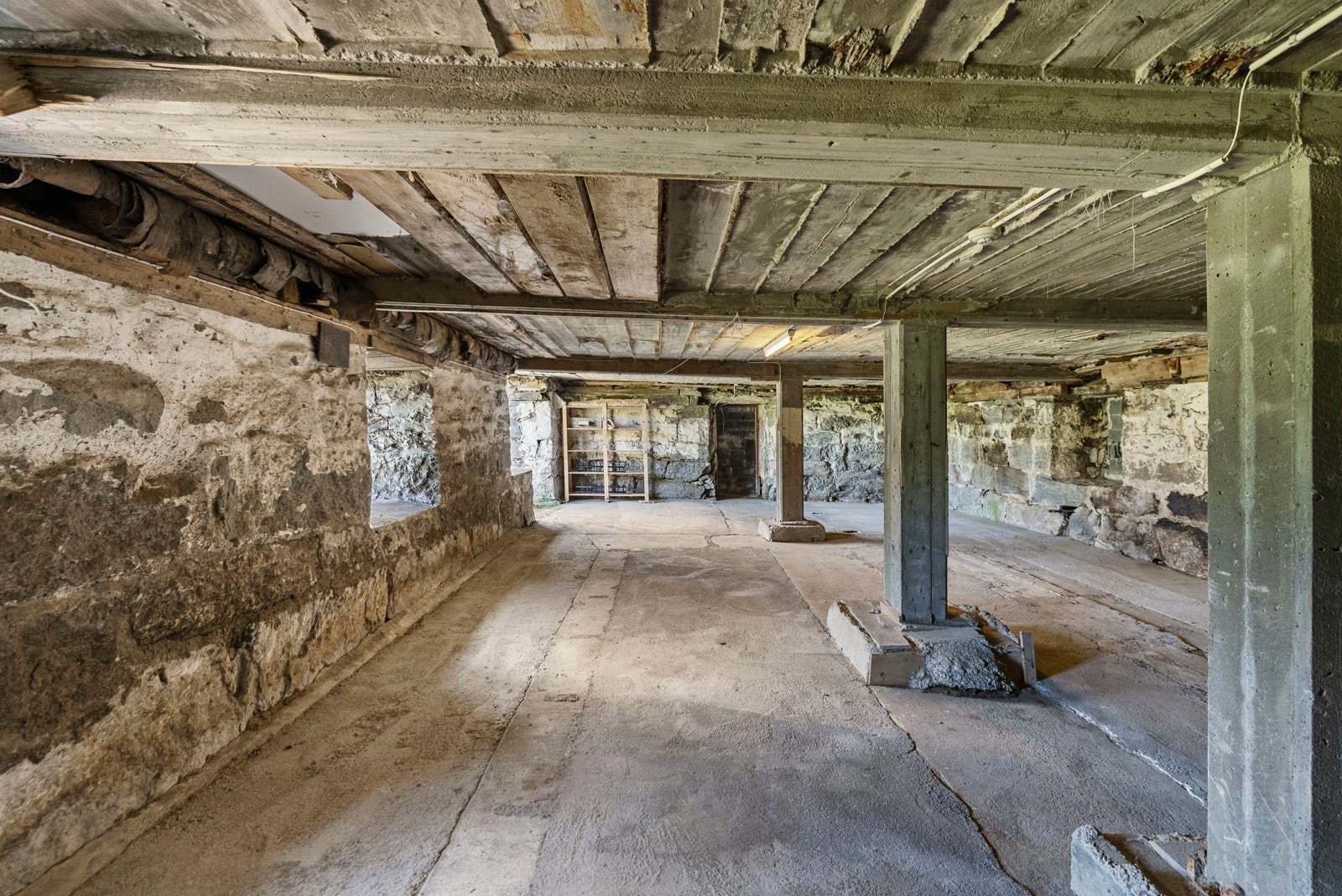 I underetasjen er den gamle fjøsdelen som også har godt med lagringsplass Galleribilde