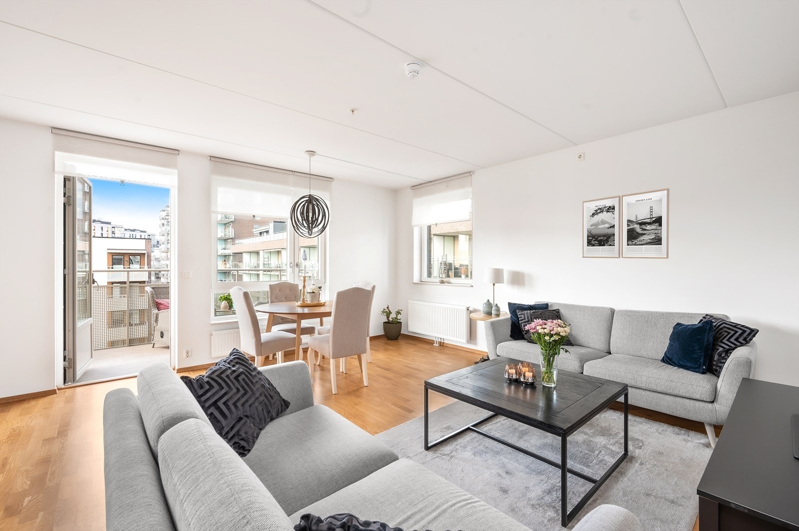 Store vindusflater gir mye lys og en god romfølelse Galleribilde