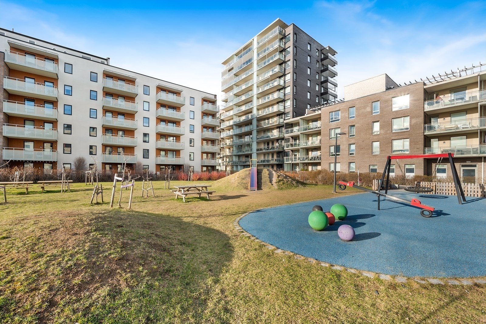 Det finnes også lekeapparater på fellestomten Galleribilde