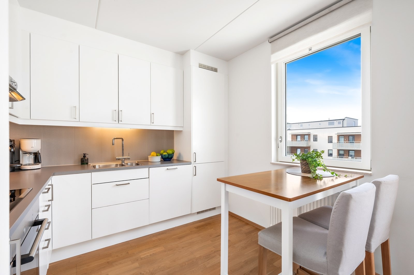 Med helintegrerte hvitevarer og kombi kjøl/frys, er dette kjøkkenet utstyrt for gourmetmatlaging. Galleribilde