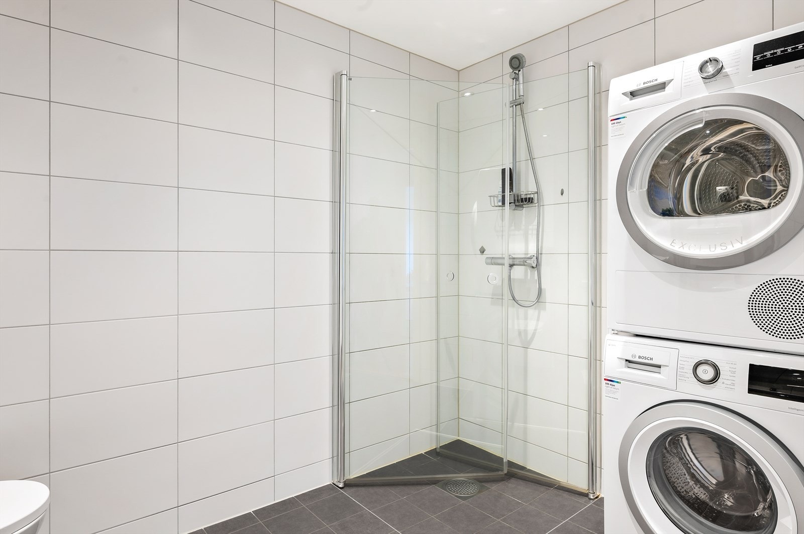 Dusjnisje med plassbesparende innsvingbare glassdører Galleribilde