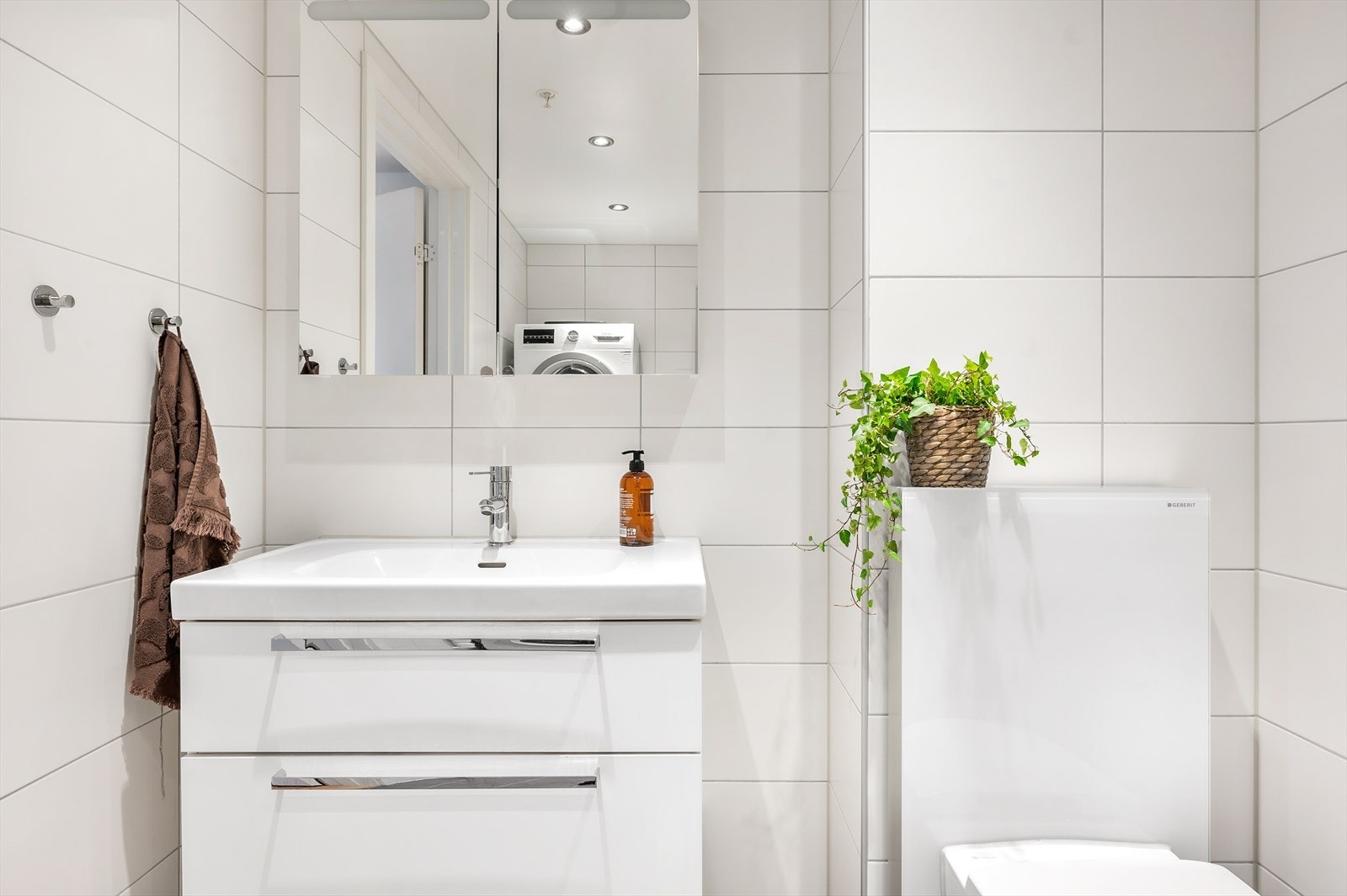 Overskap med speildører og lys Galleribilde